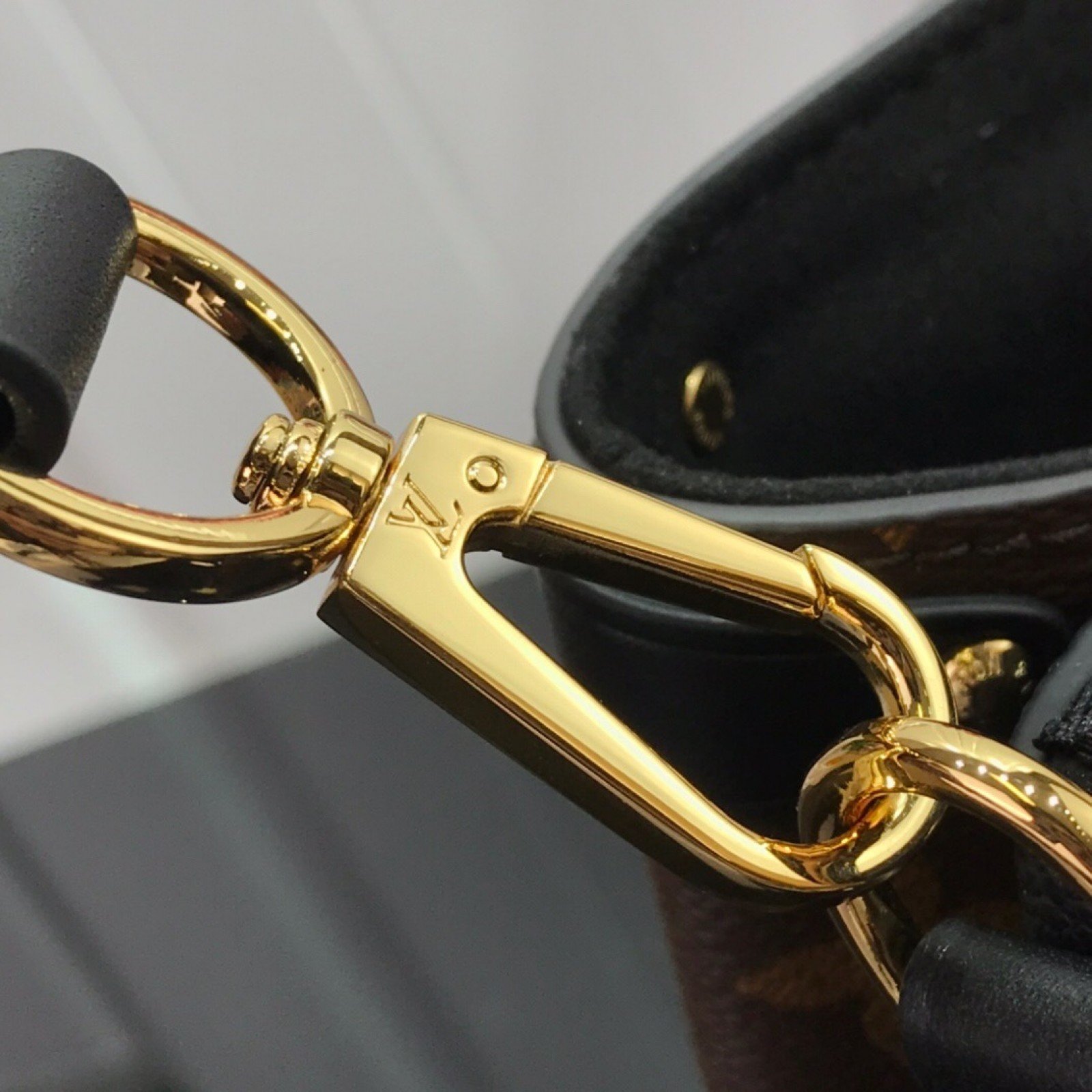 LV HANDBAG M44898