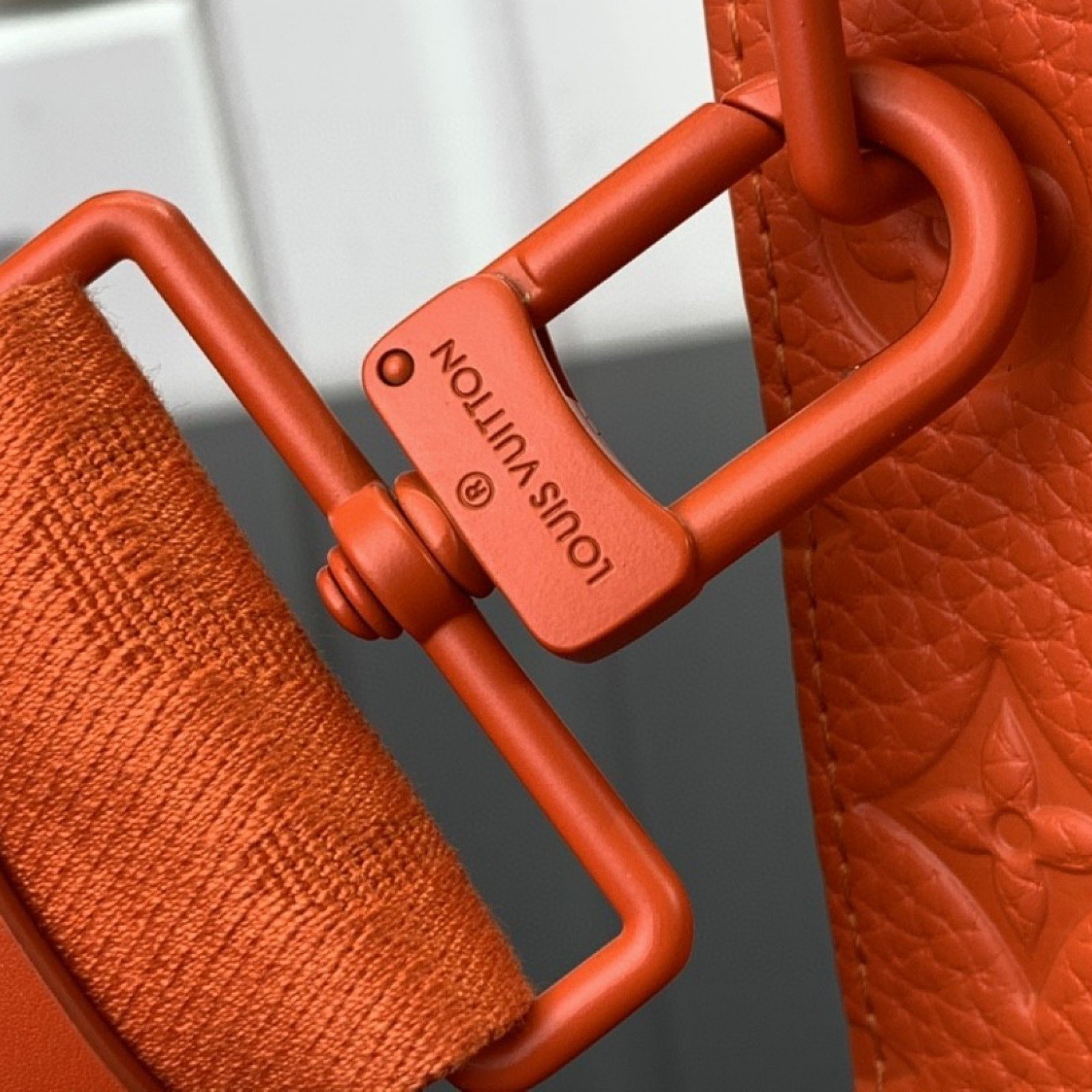 LV HANDLE SOFT TRUNK M20956