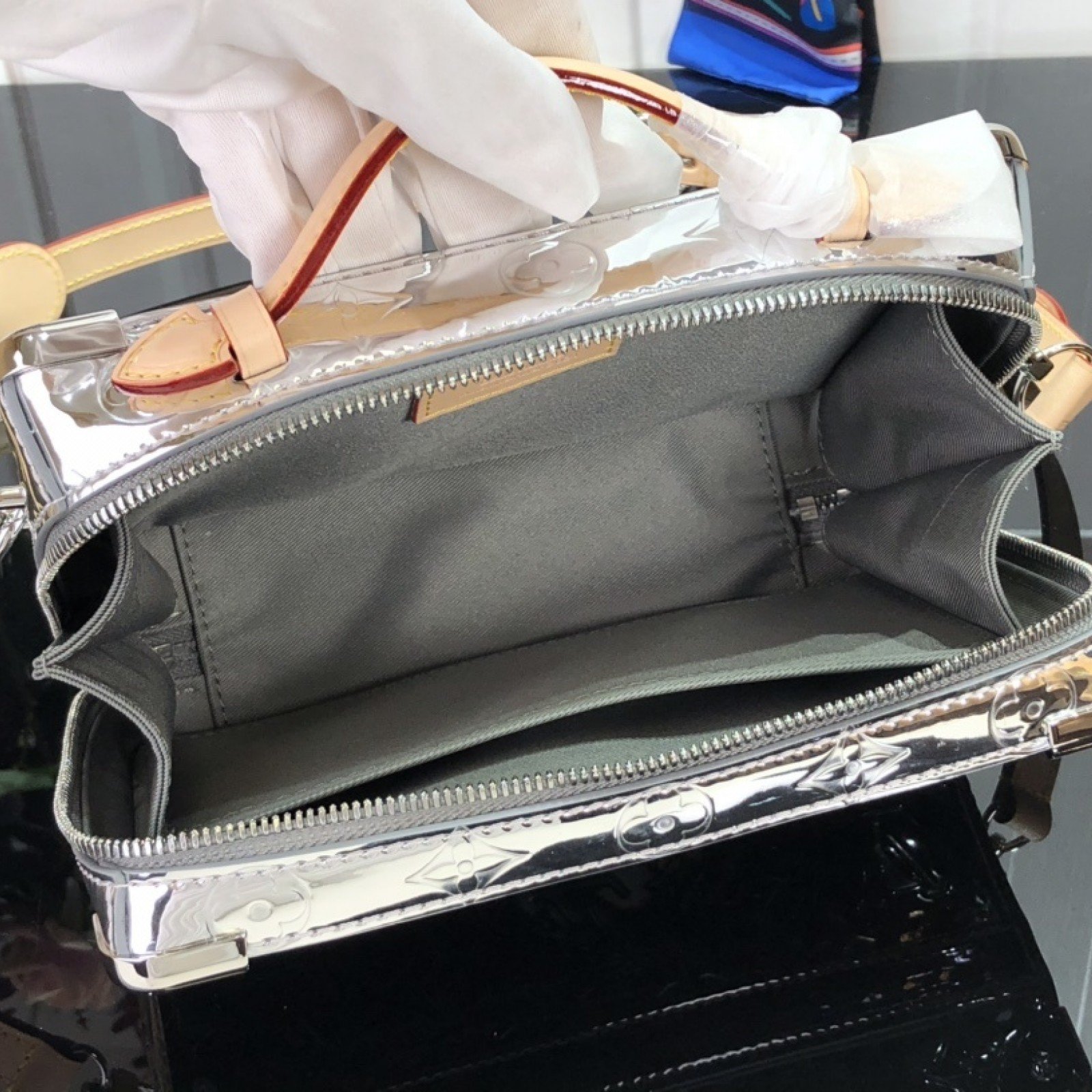 LV HANDLE TRUNK M45885