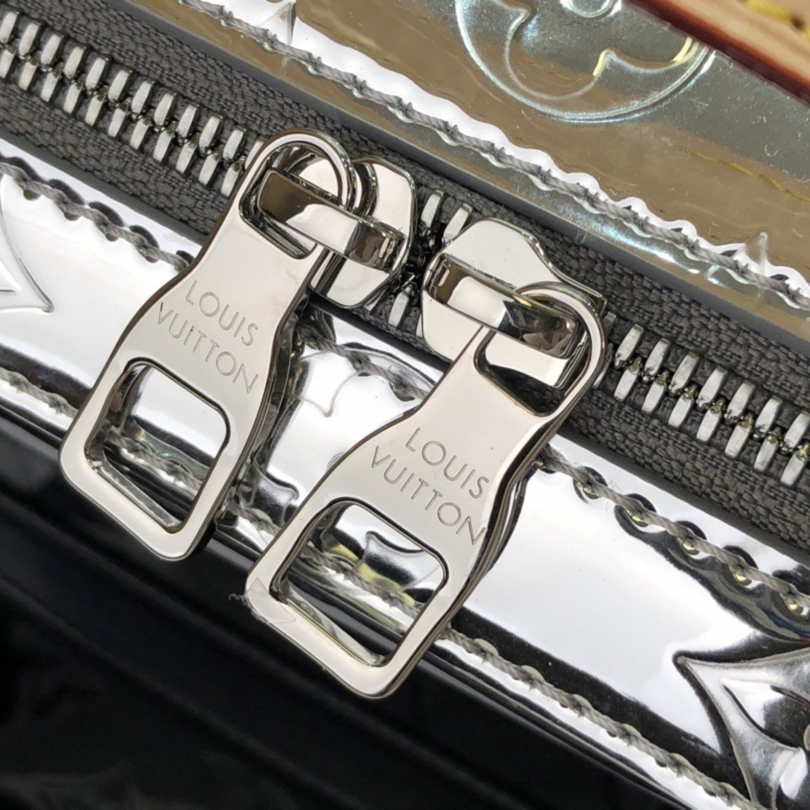 LV HANDLE TRUNK M45885