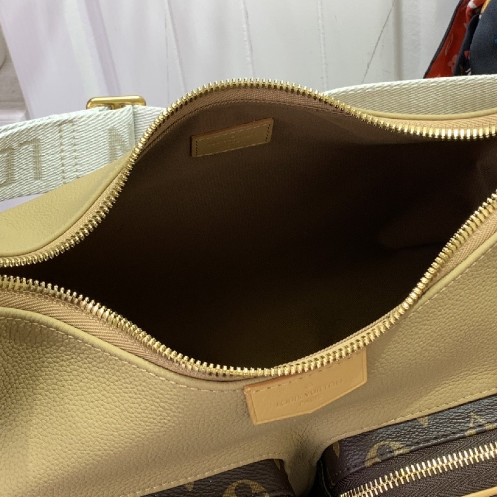 LV HOBO CARGO m12697