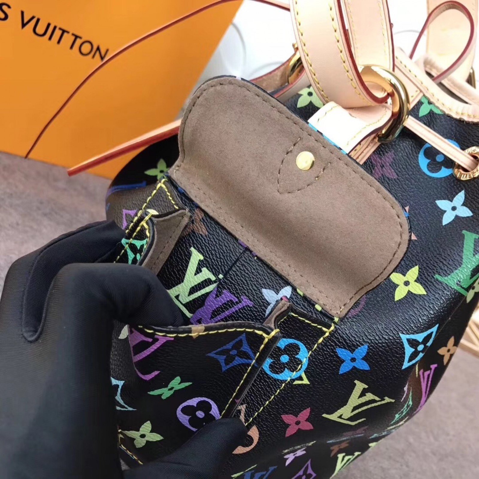 LV Hand bag M42230