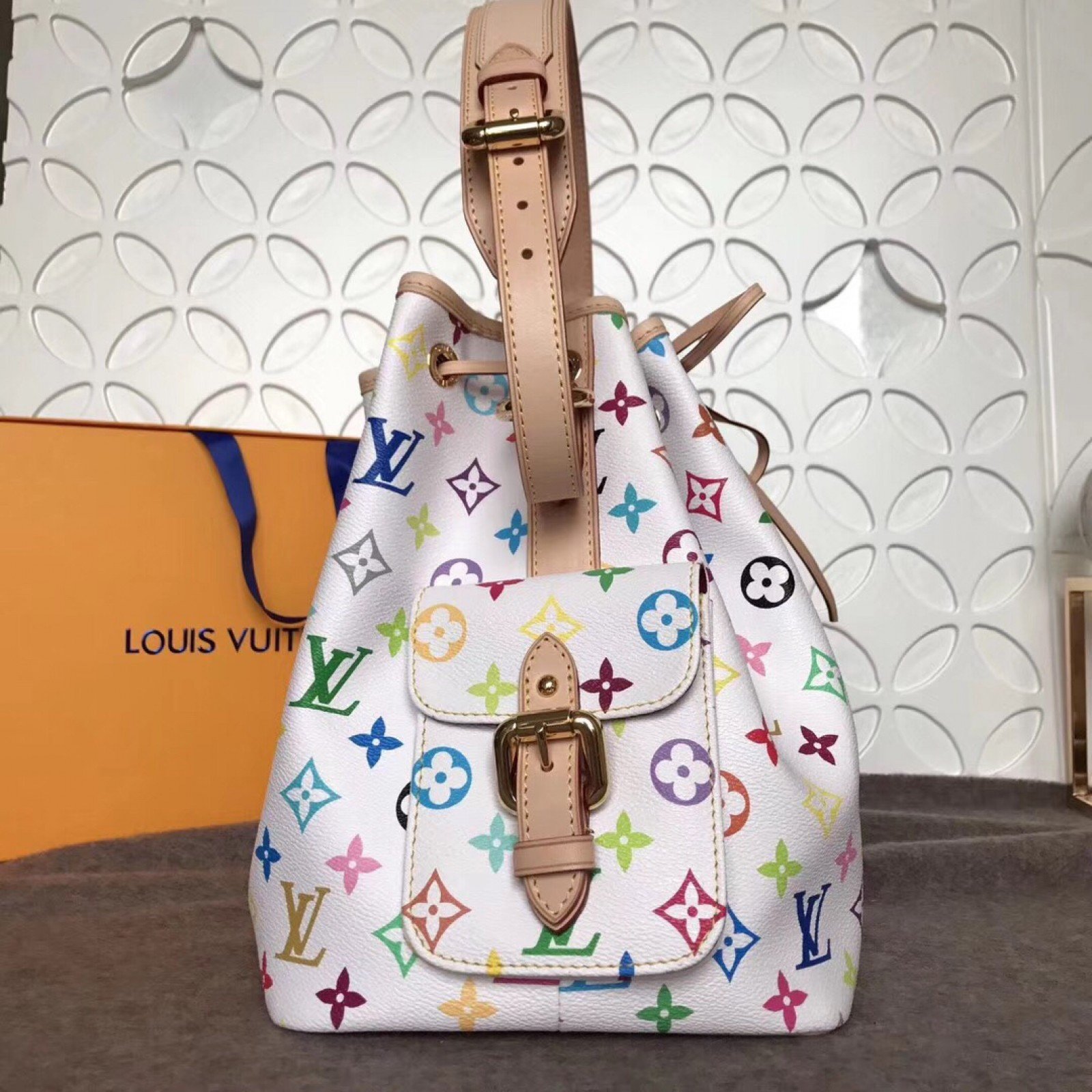 LV Hand bag M42230