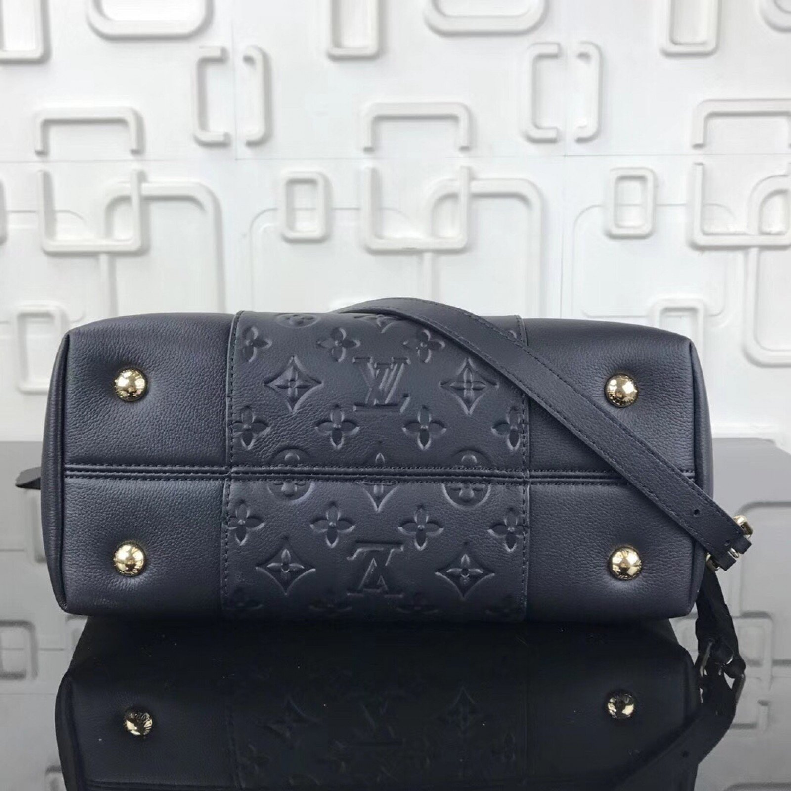 LV Hand bag M44013