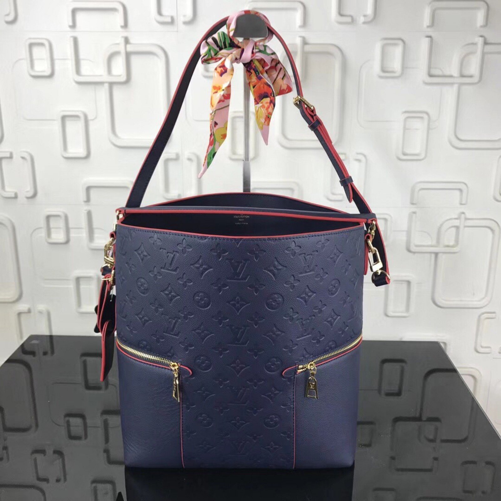 LV Hand bag M44013