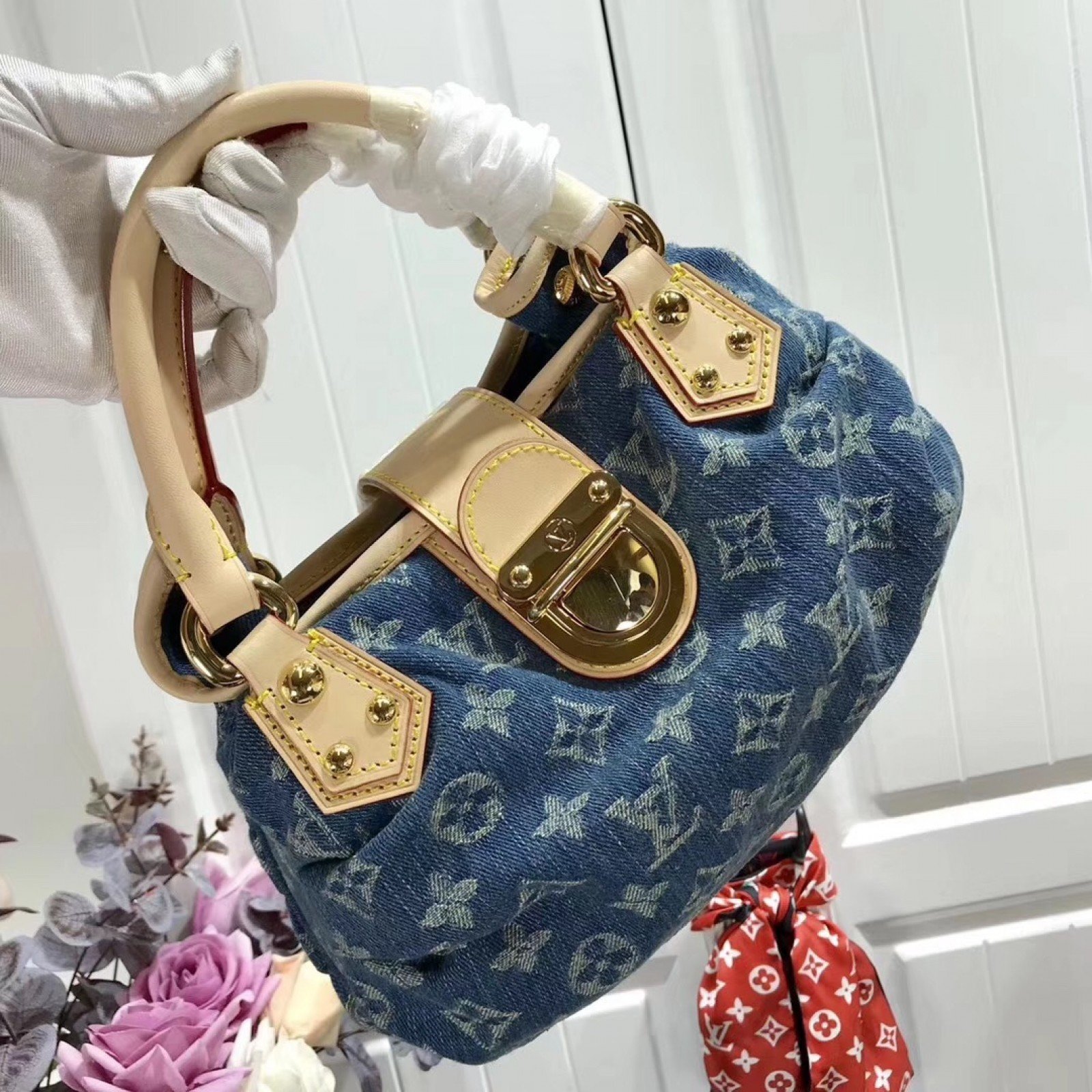 LV Hand bag M95020