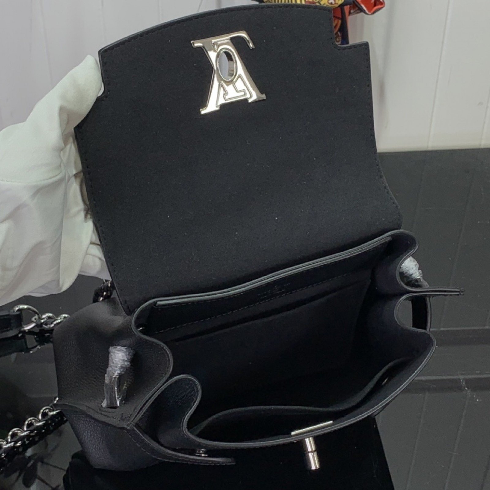 LV Handbag M21088