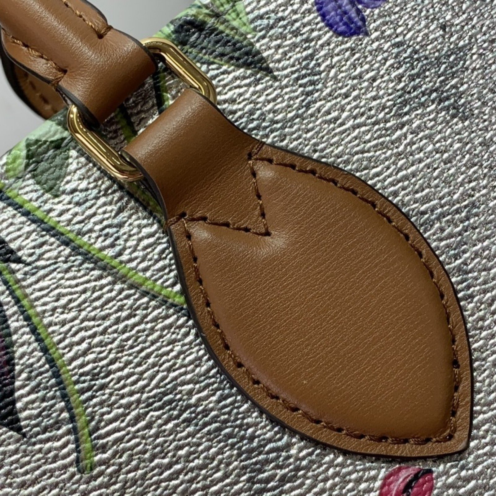 LV Handbag M21233