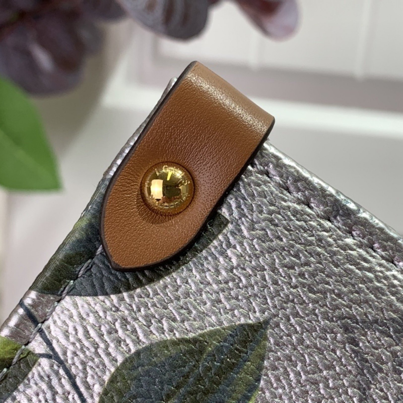 LV Handbag M21233