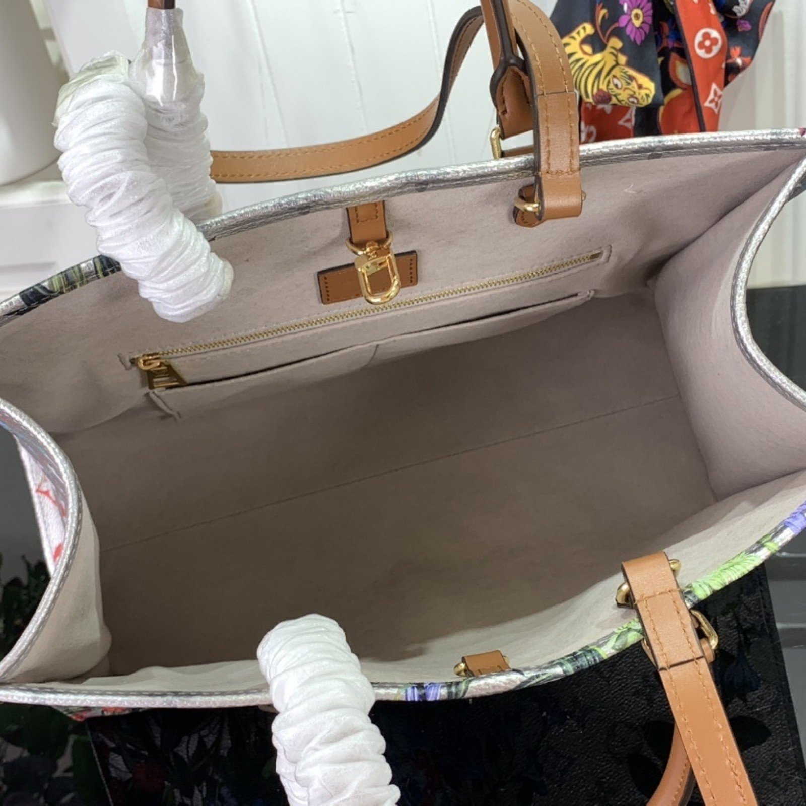 LV Handbag M21233