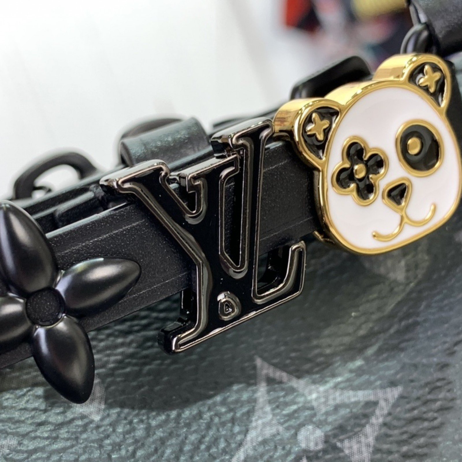 LV Handbag M24598