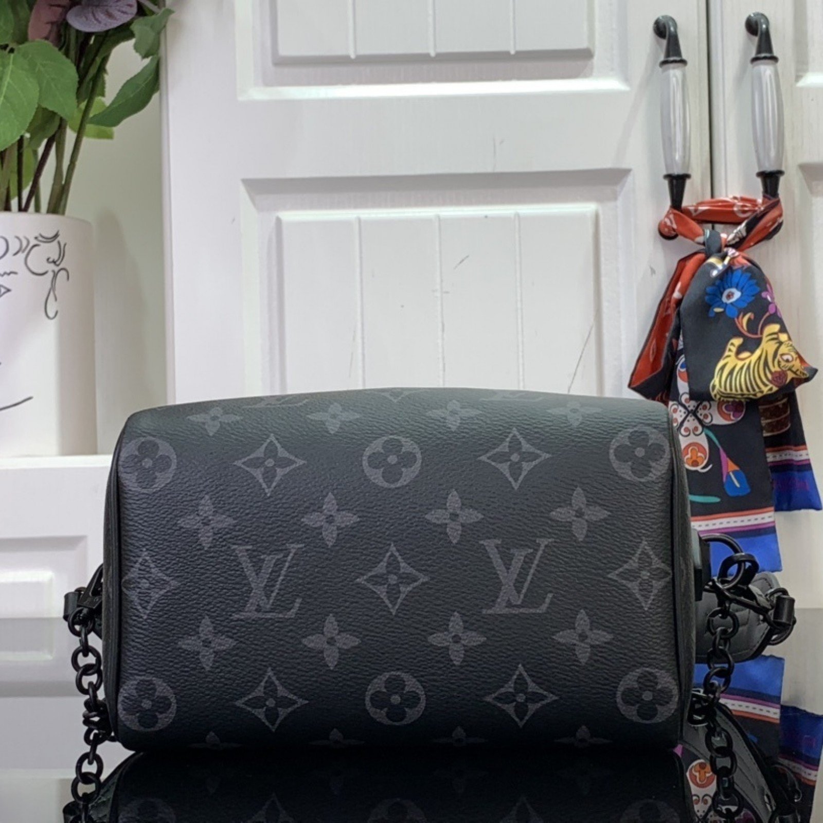 LV Handbag M24598