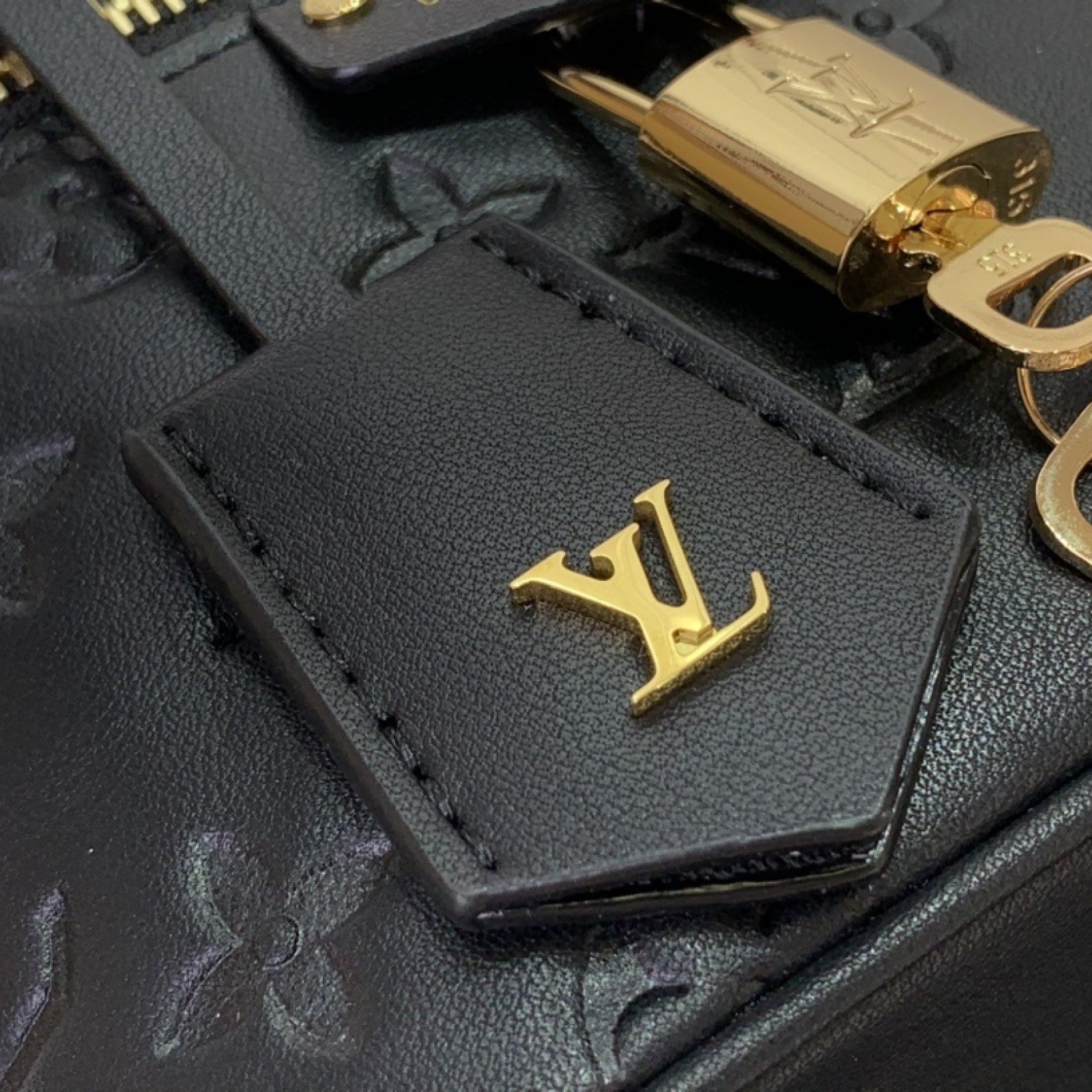 LV Handbag M25123