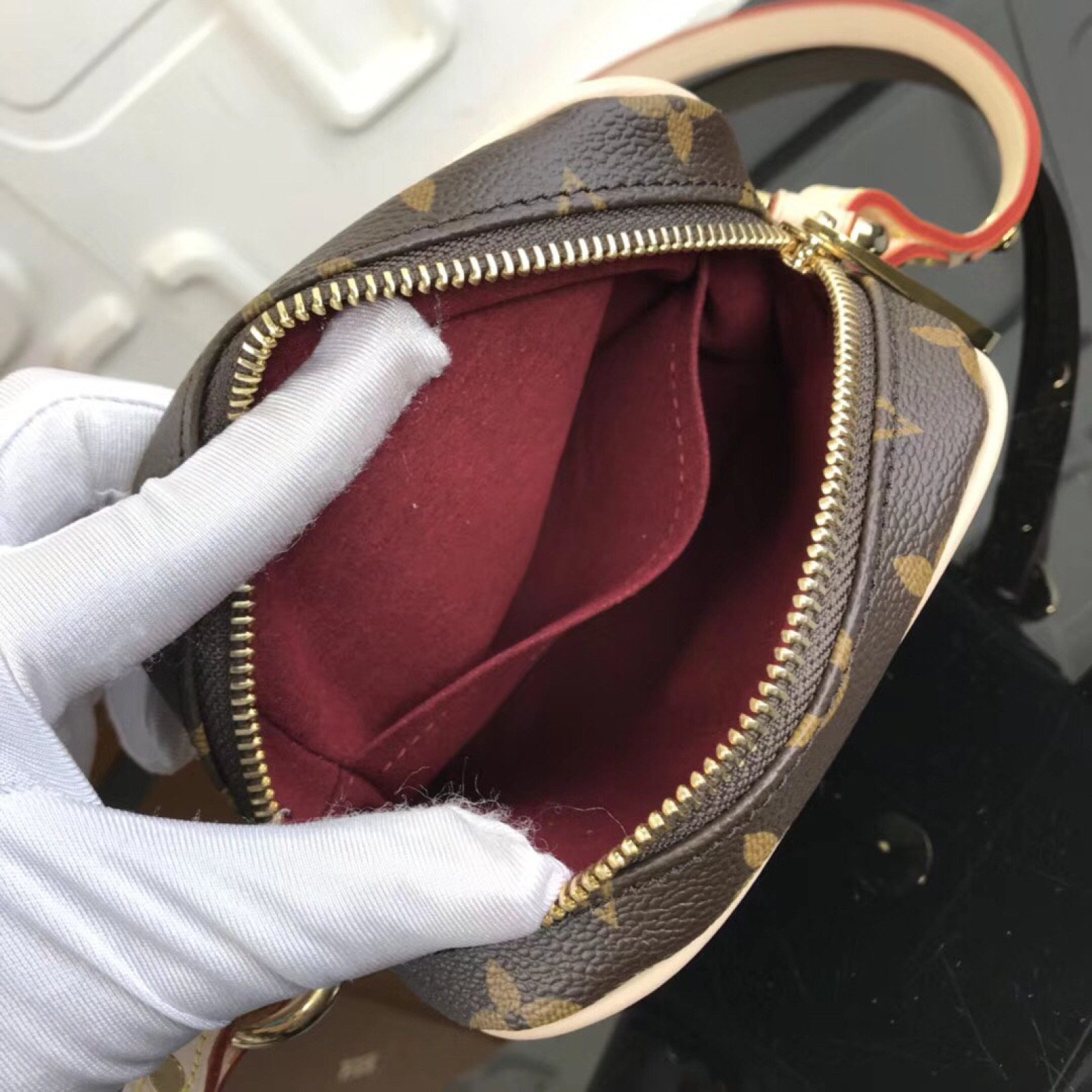 LV Handbag M40056