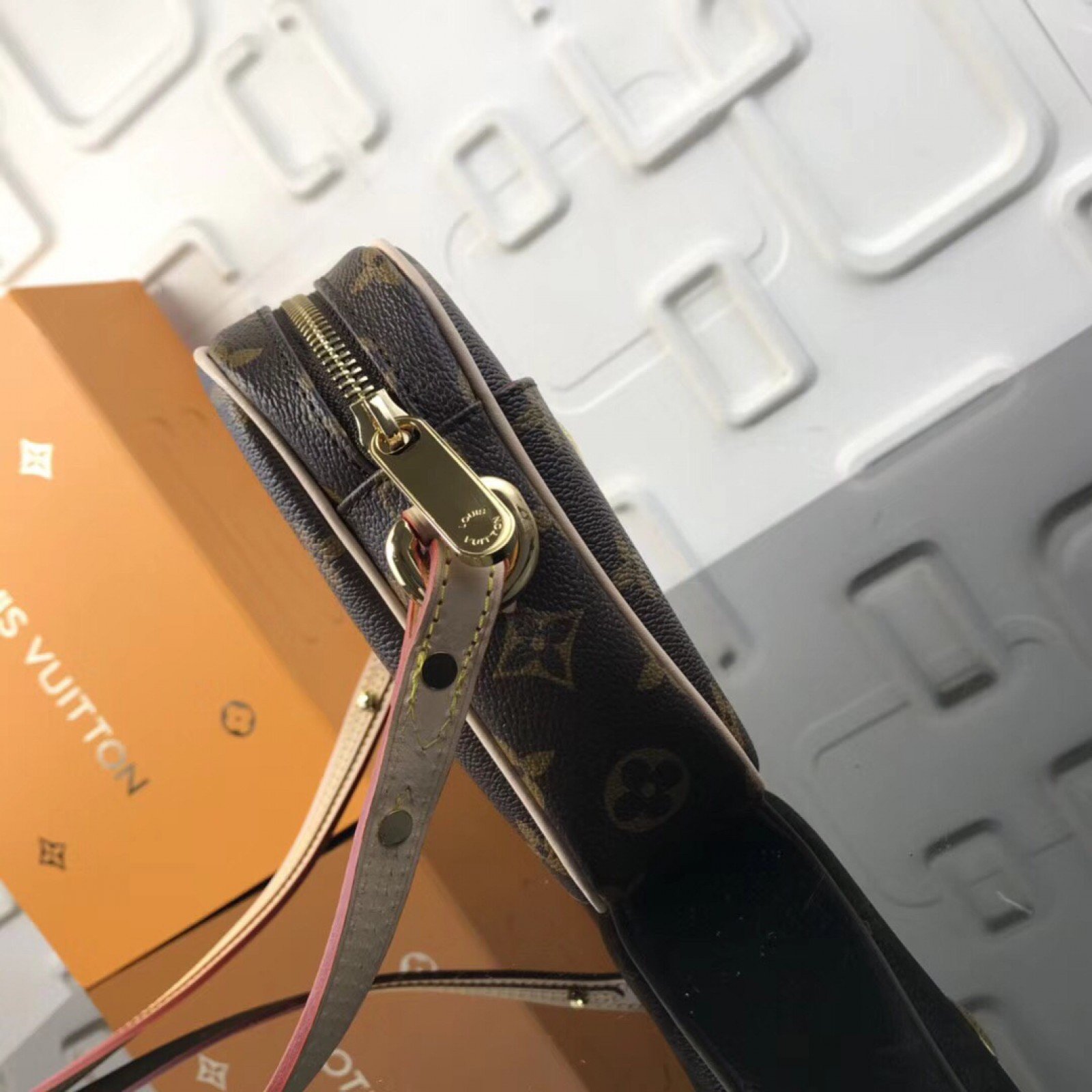 LV Handbag M40056