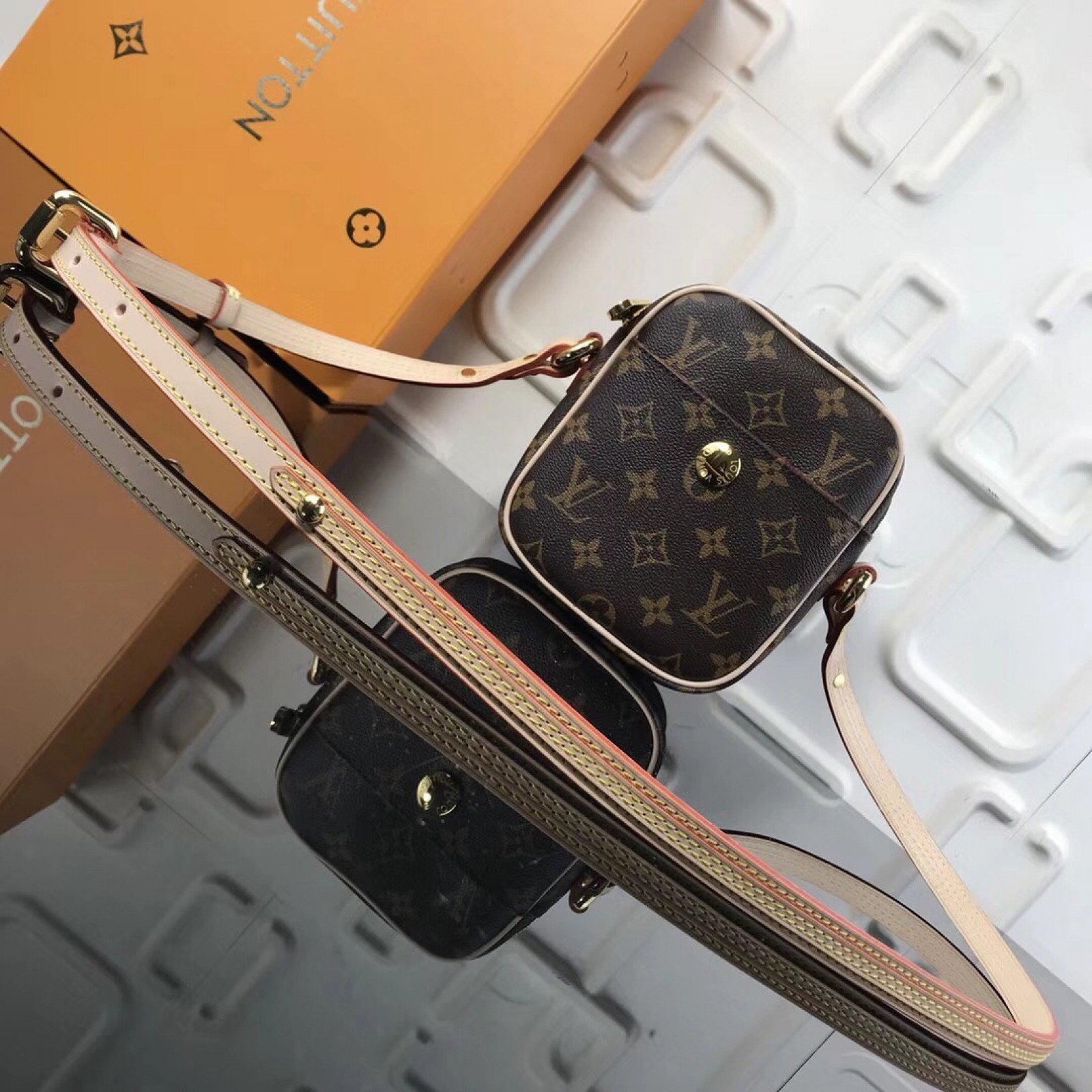 LV Handbag M40056