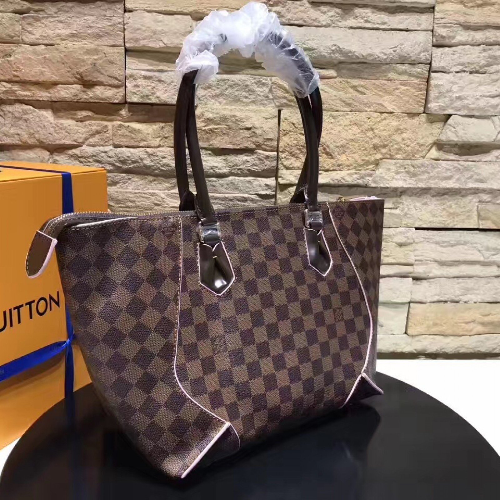 LV Handbag M41548