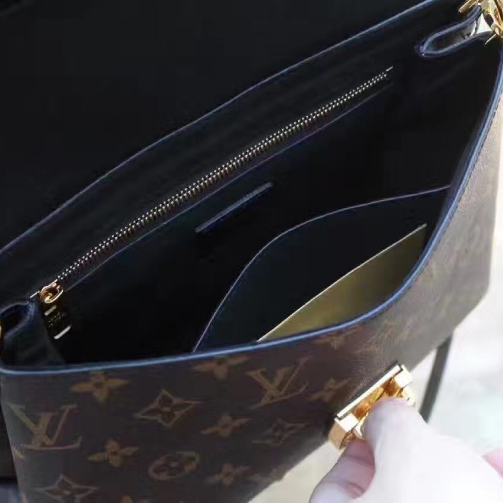 LV Handbag M43125