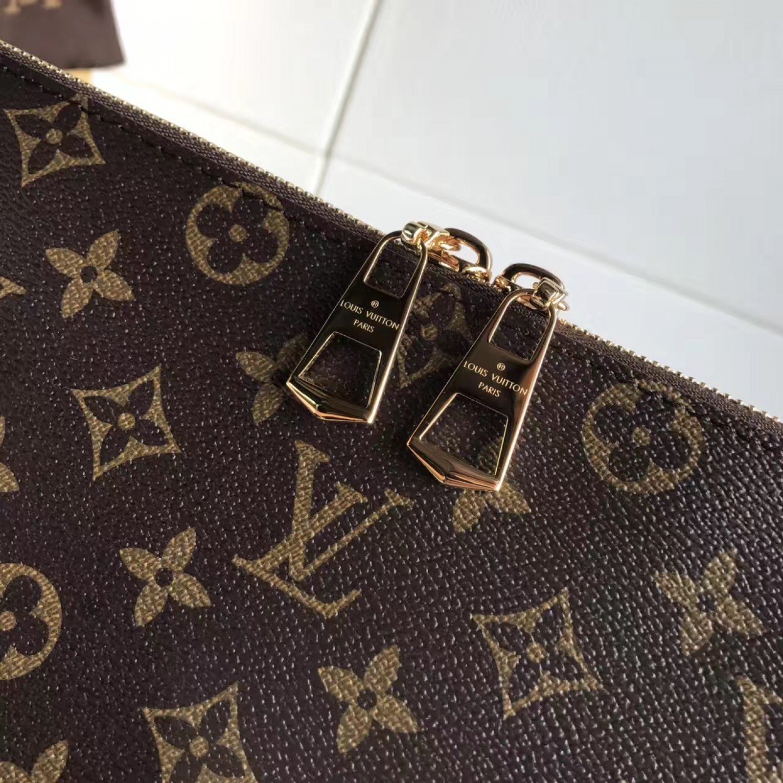 LV Handbag M44053