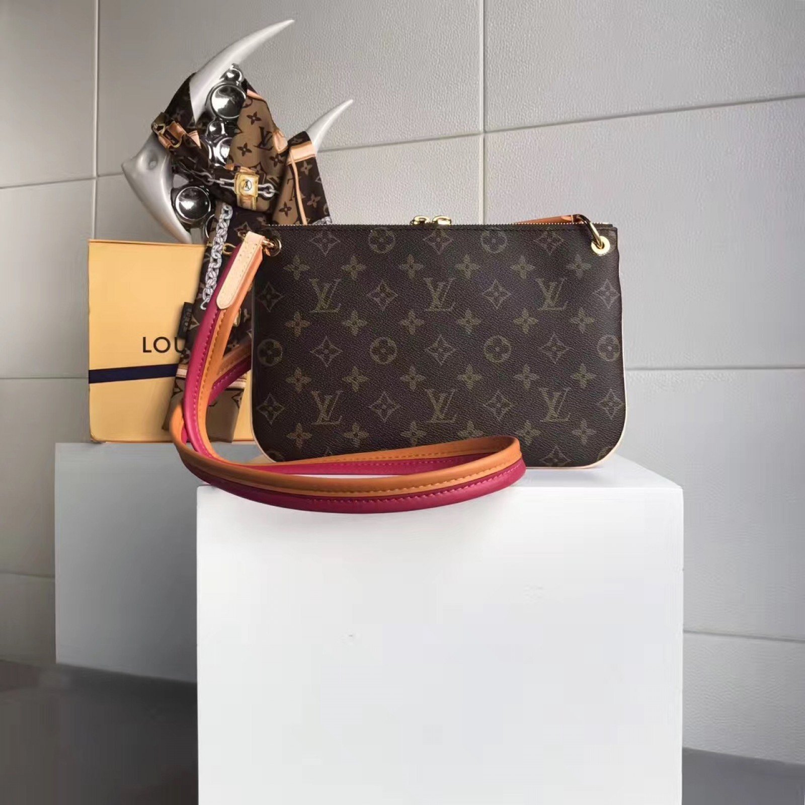 LV Handbag M44053