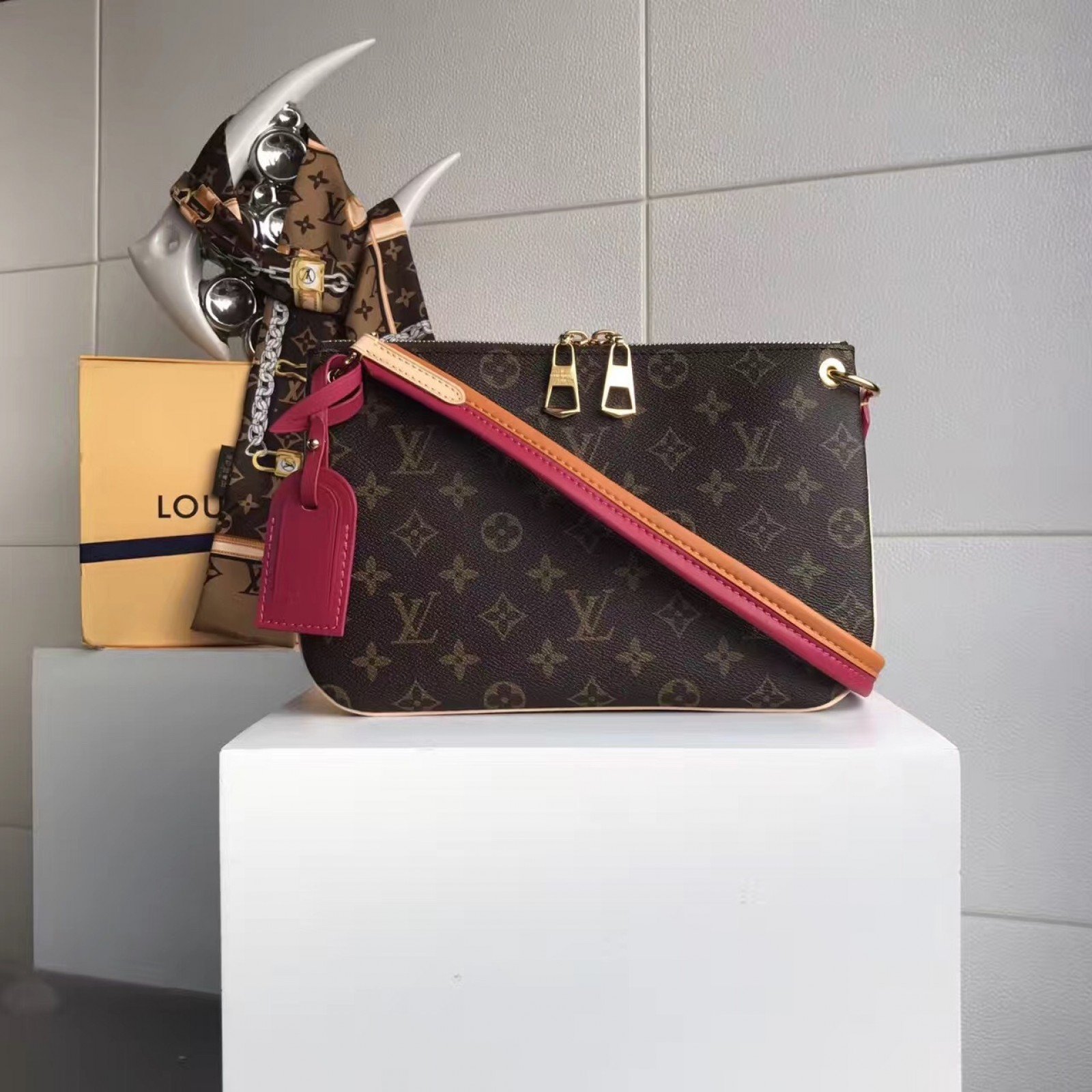 LV Handbag M44053