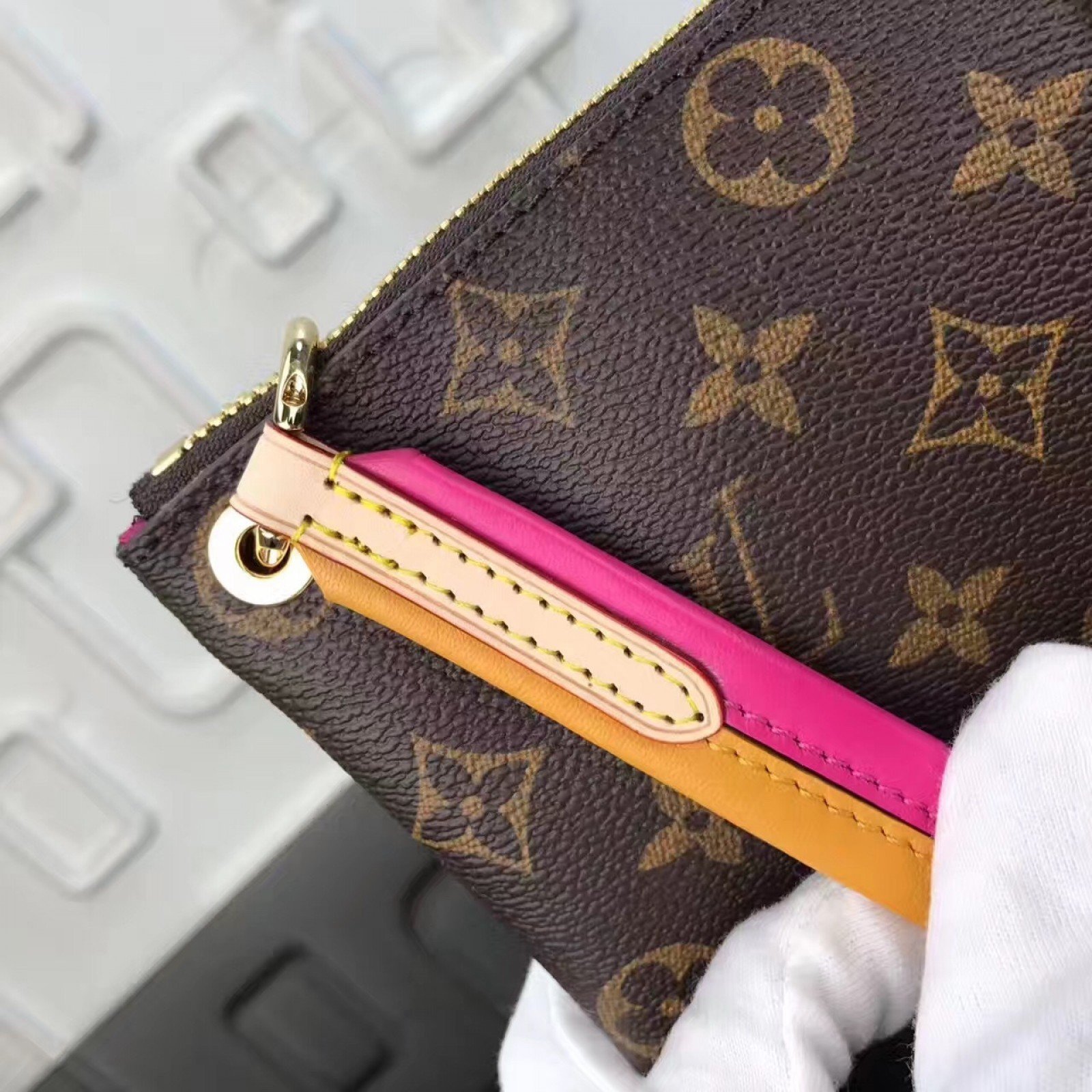 LV Handbag M44053