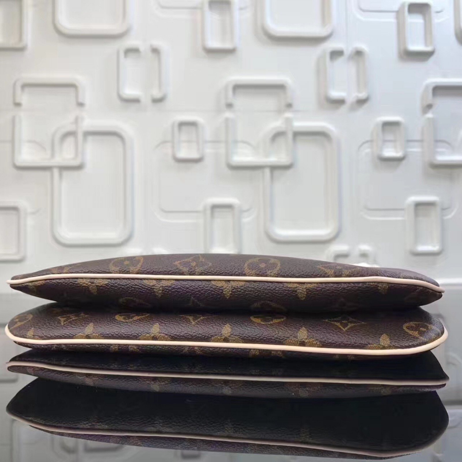 LV Handbag M44053