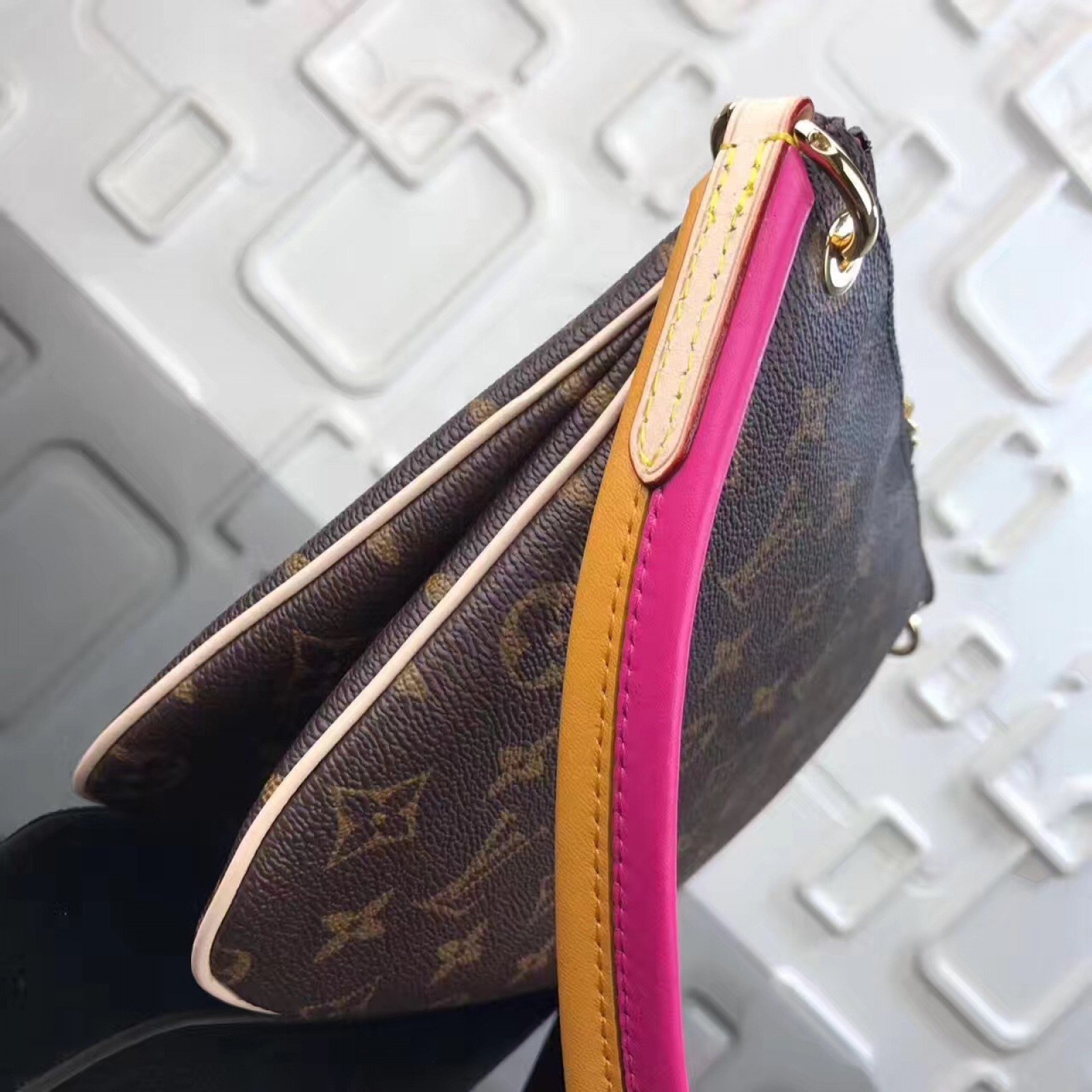 LV Handbag M44053