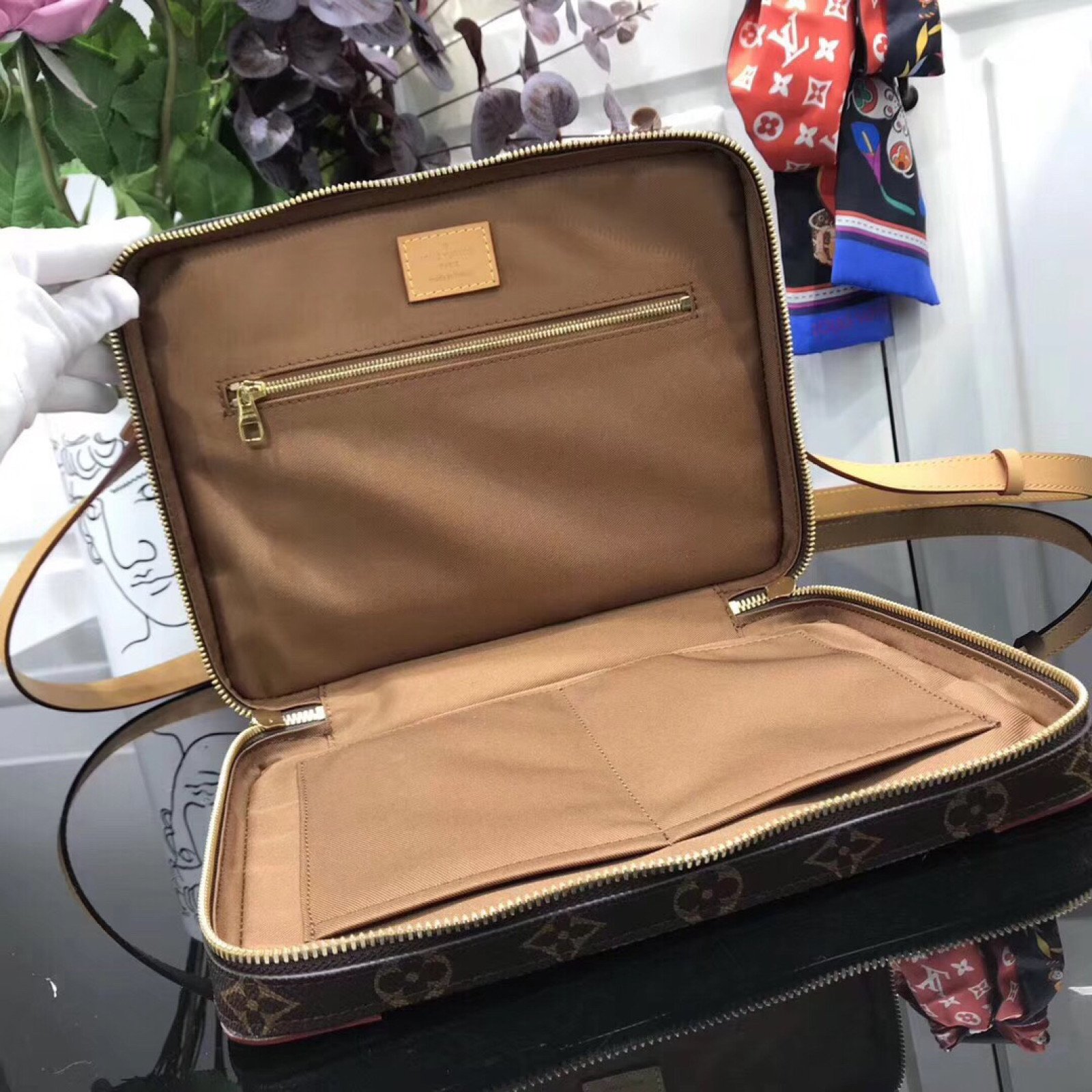 LV Handbag M44357