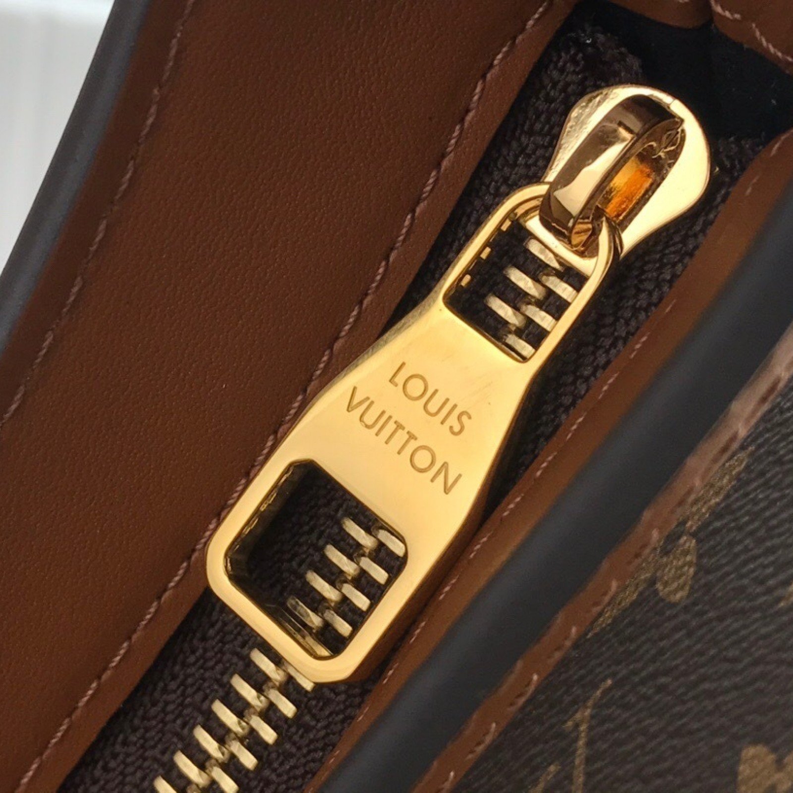LV Handbag M44394