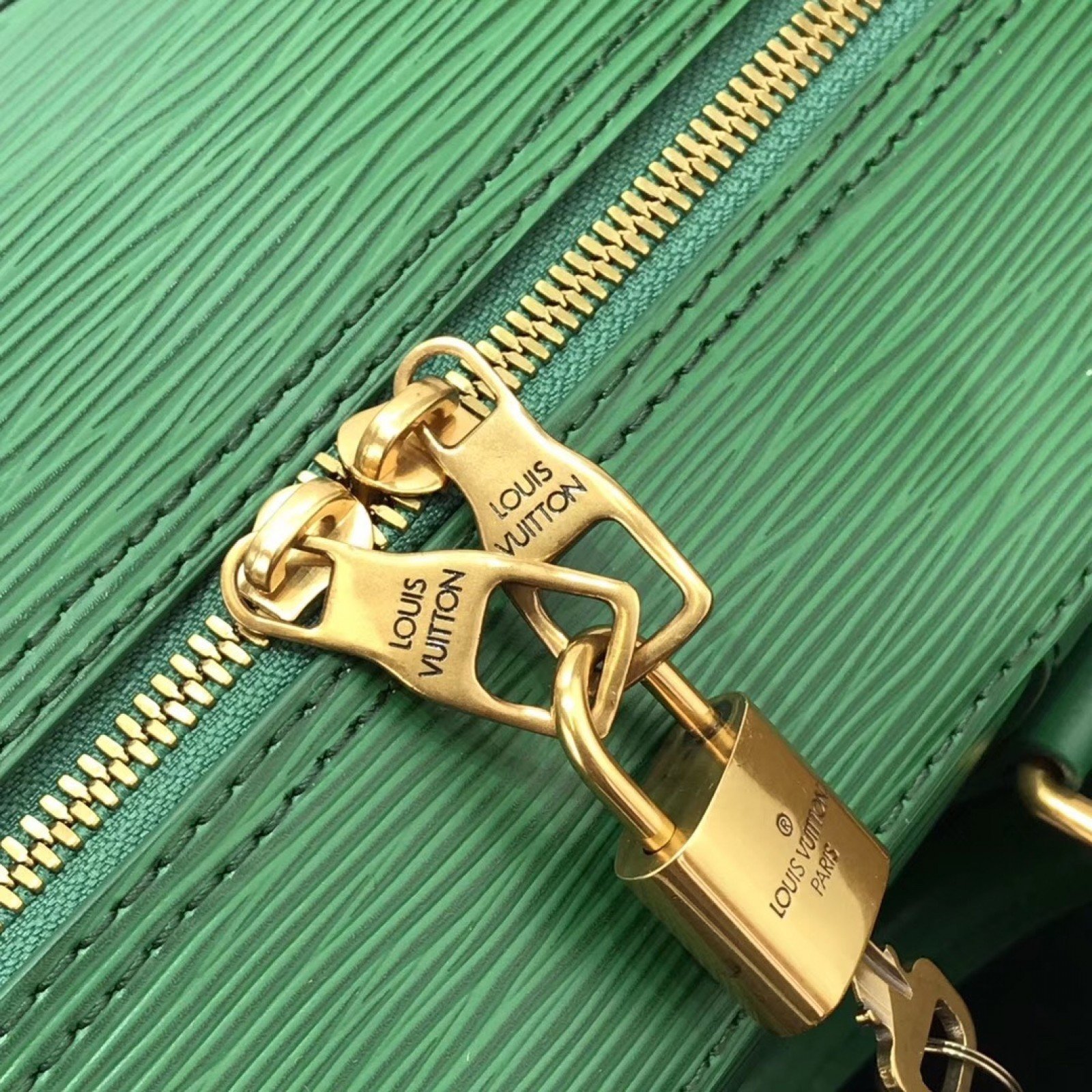 LV Handbag M44483