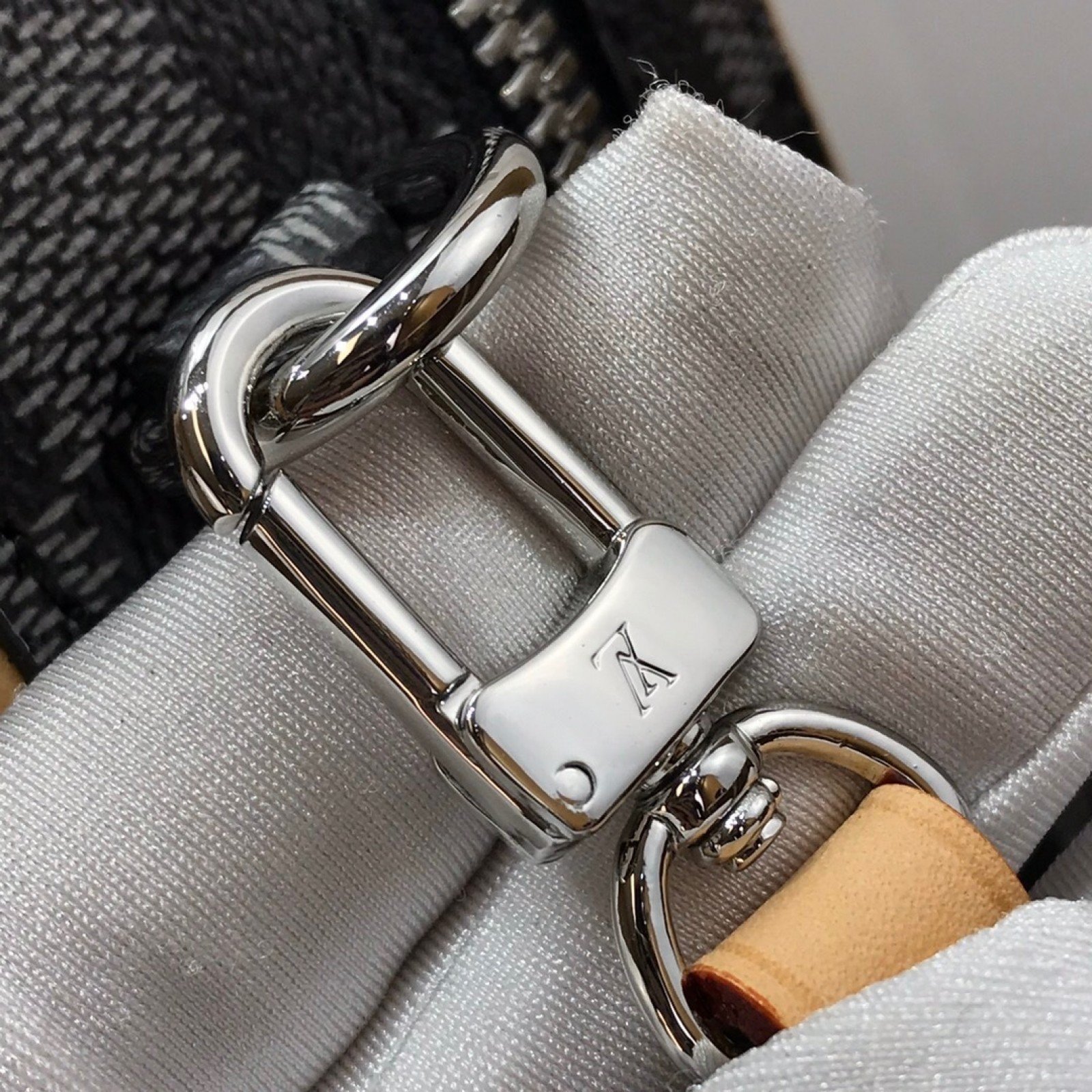 LV Handbag M44583