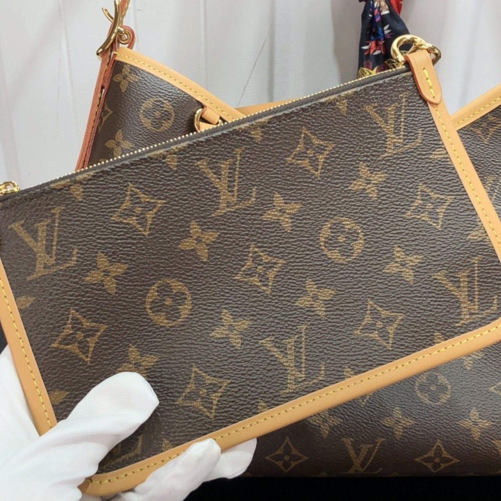 LV Handbag M46203