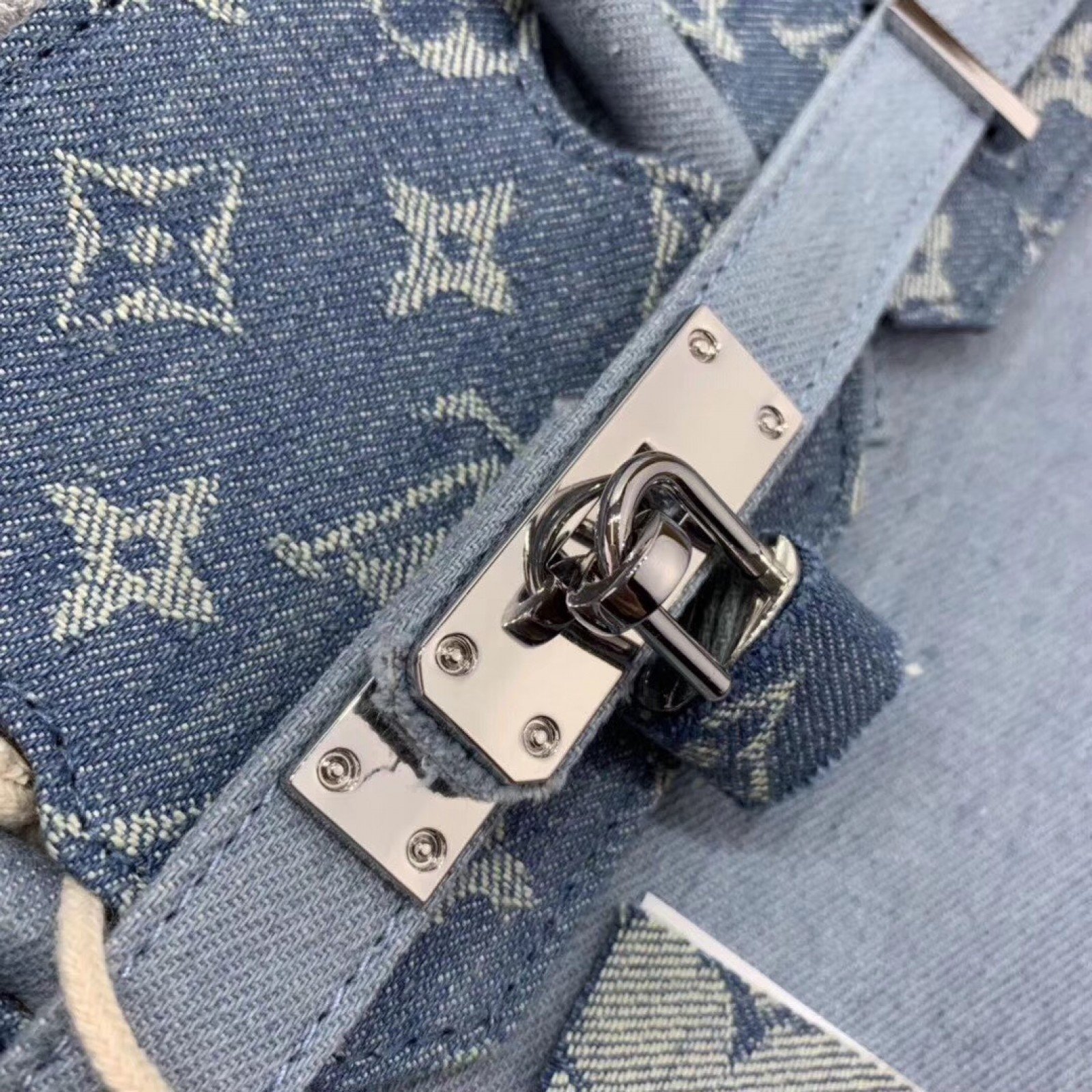 LV Handbag M48888