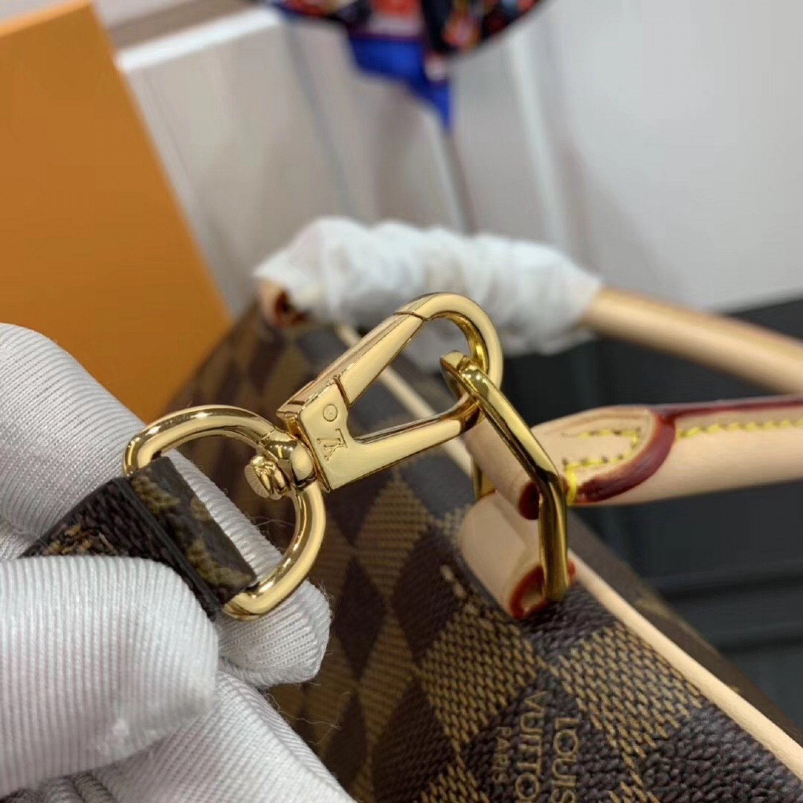 LV Handbag M50177