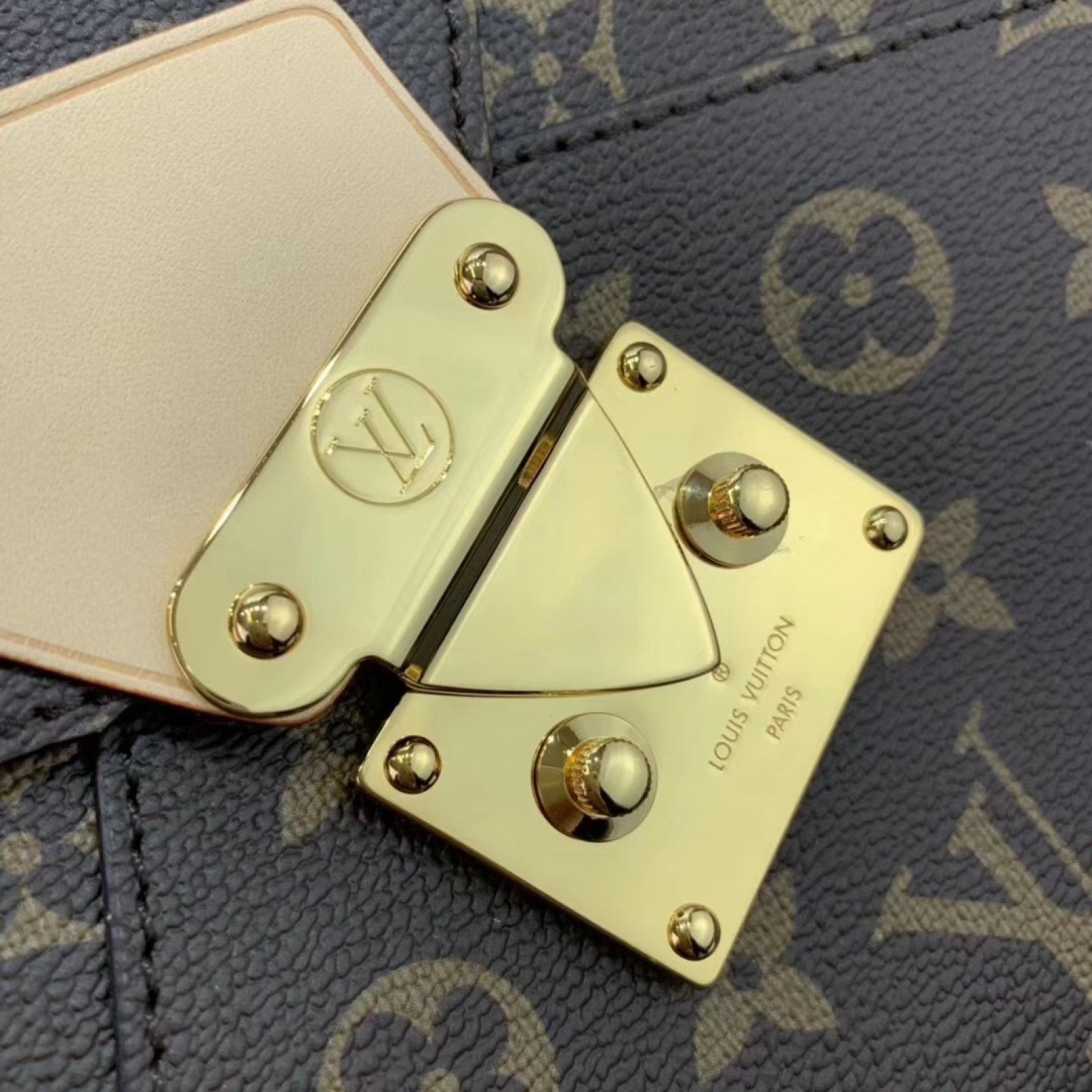 LV Handbag M50177