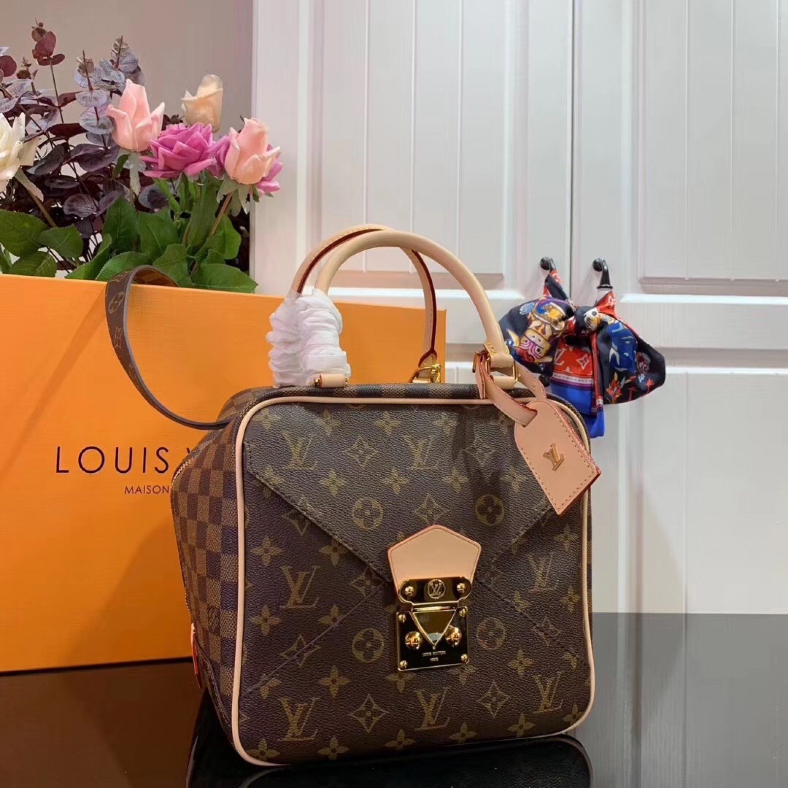 LV Handbag M50177