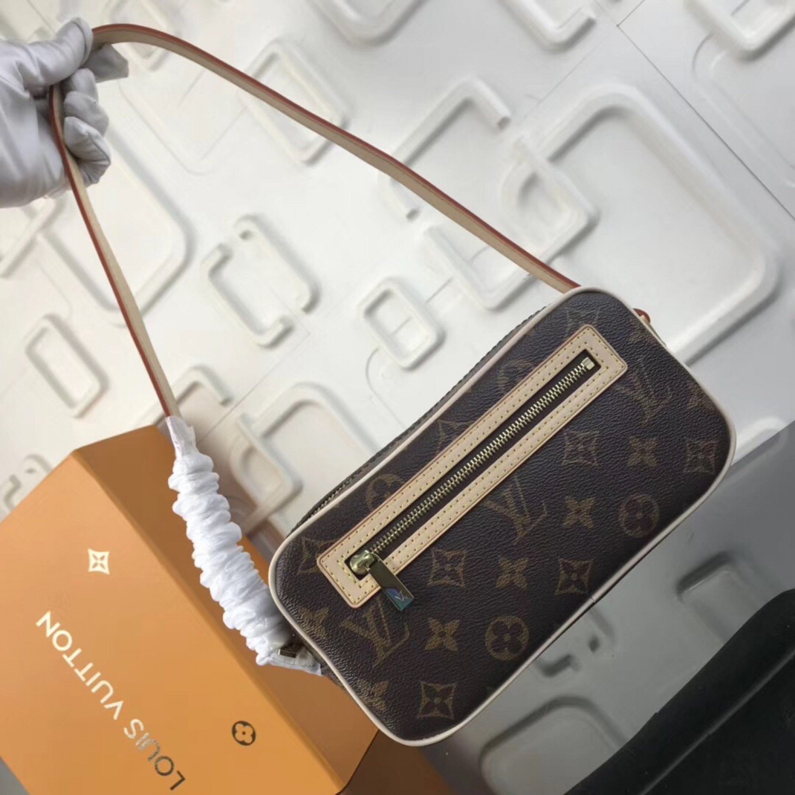 LV Handbag M51183