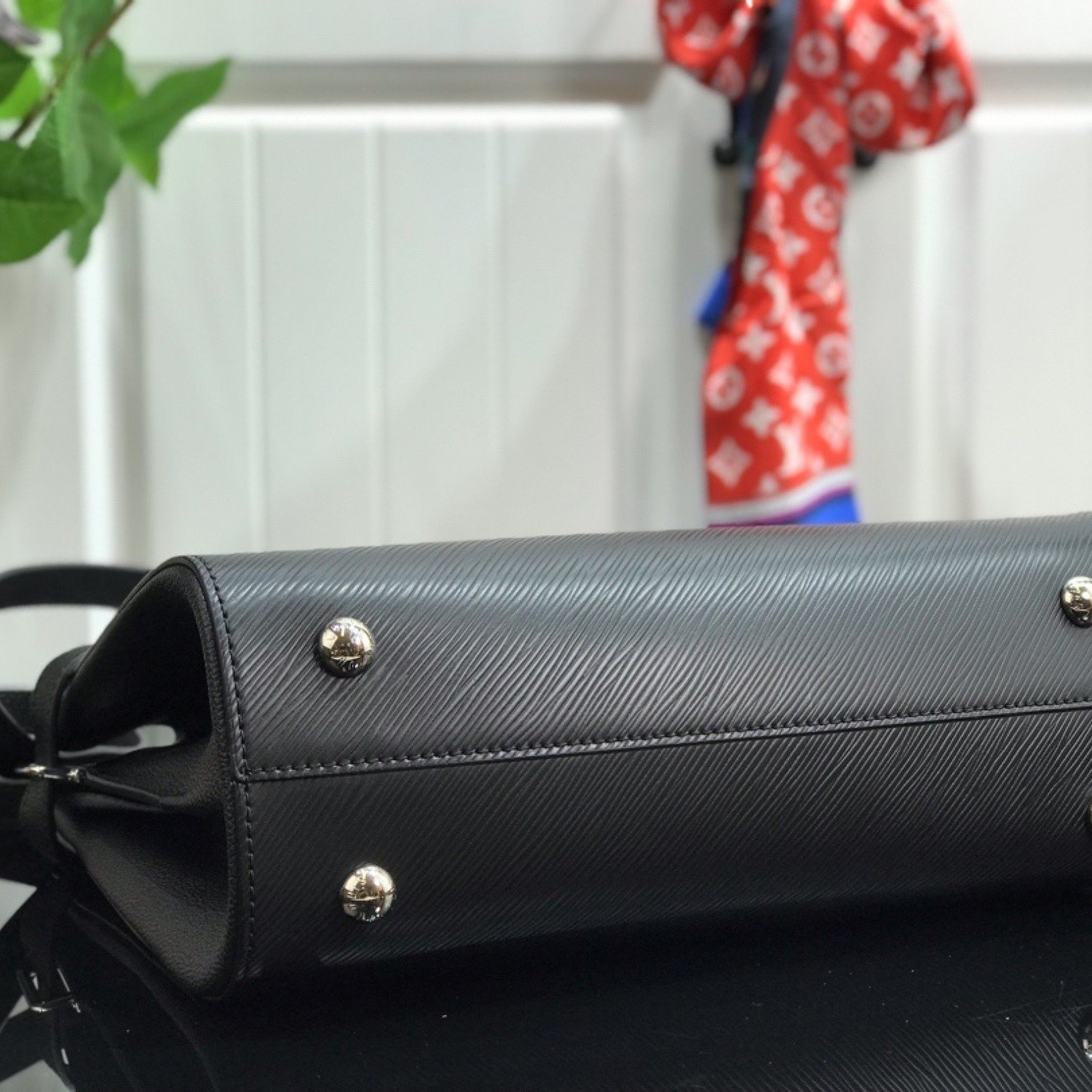 LV Handbag M54811