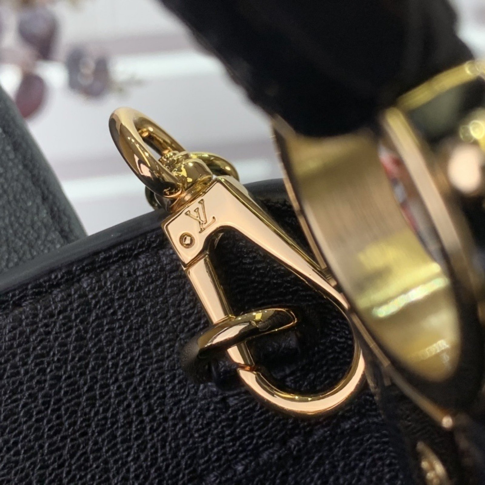 LV Handbag M94227