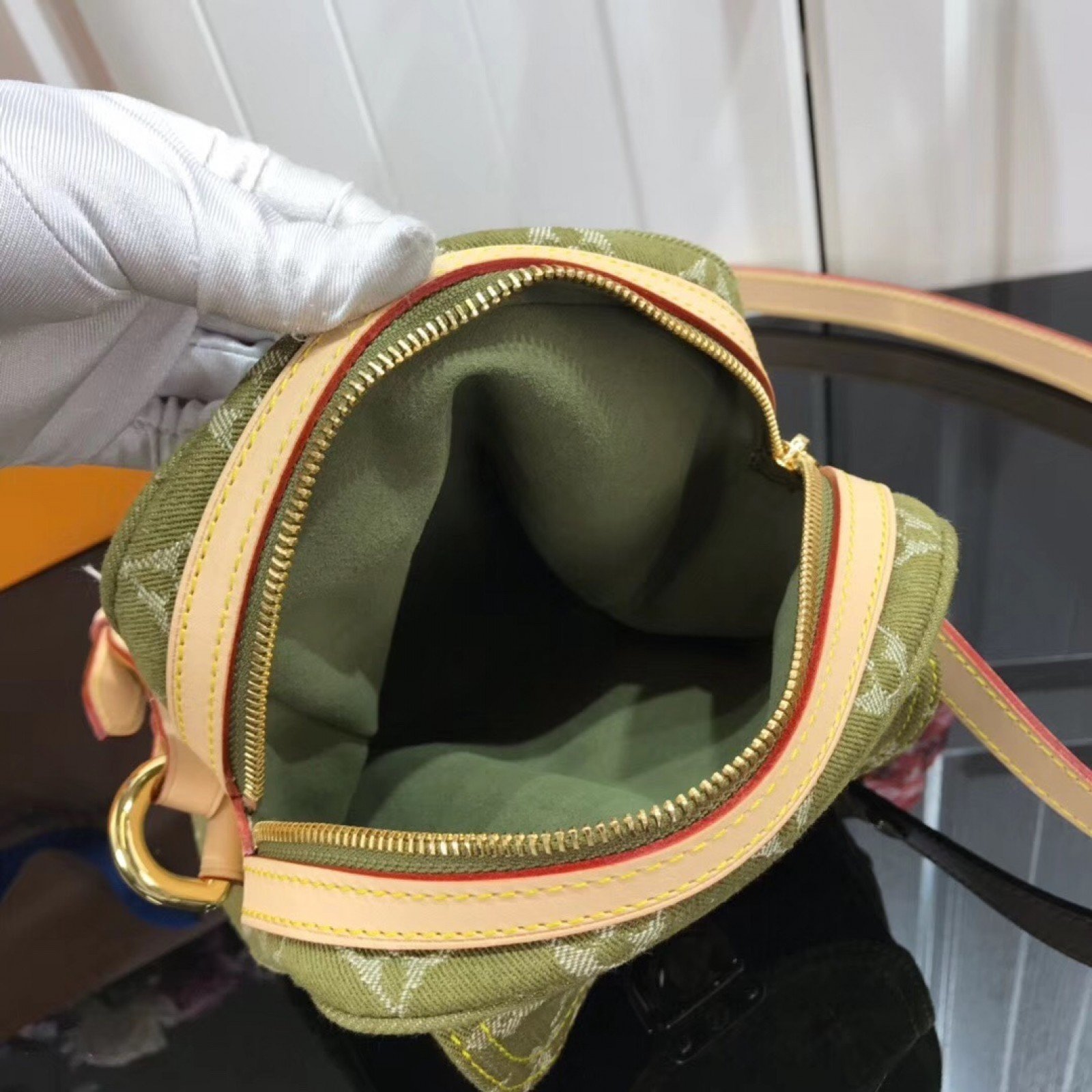 LV Handbag M95348