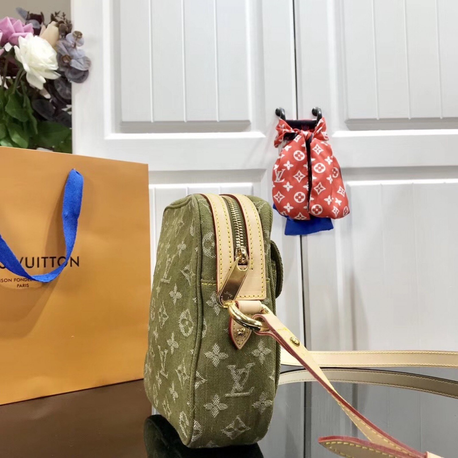 LV Handbag M95348