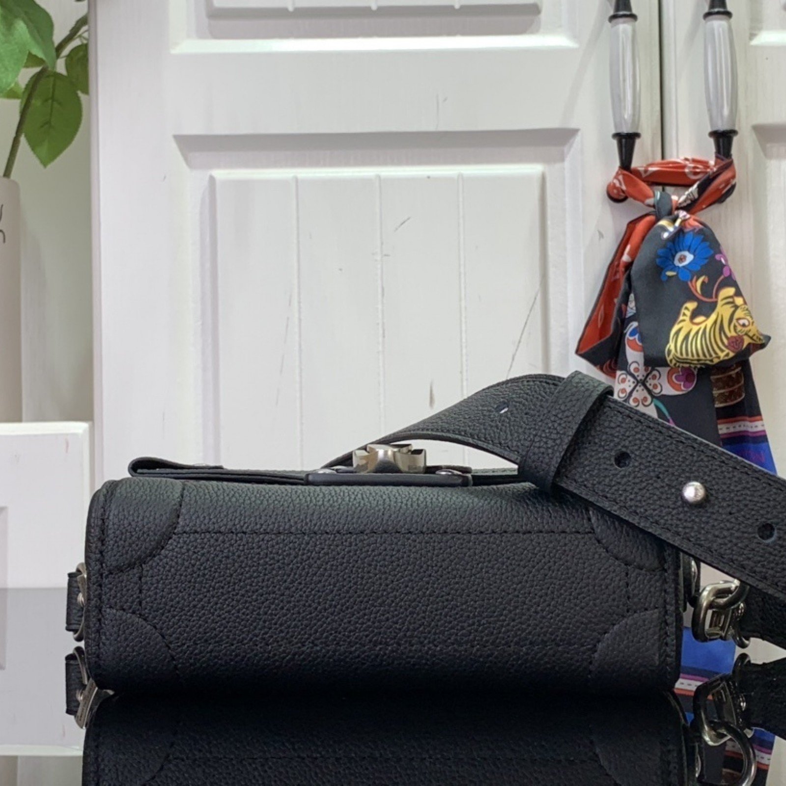 LV Handbag m11516