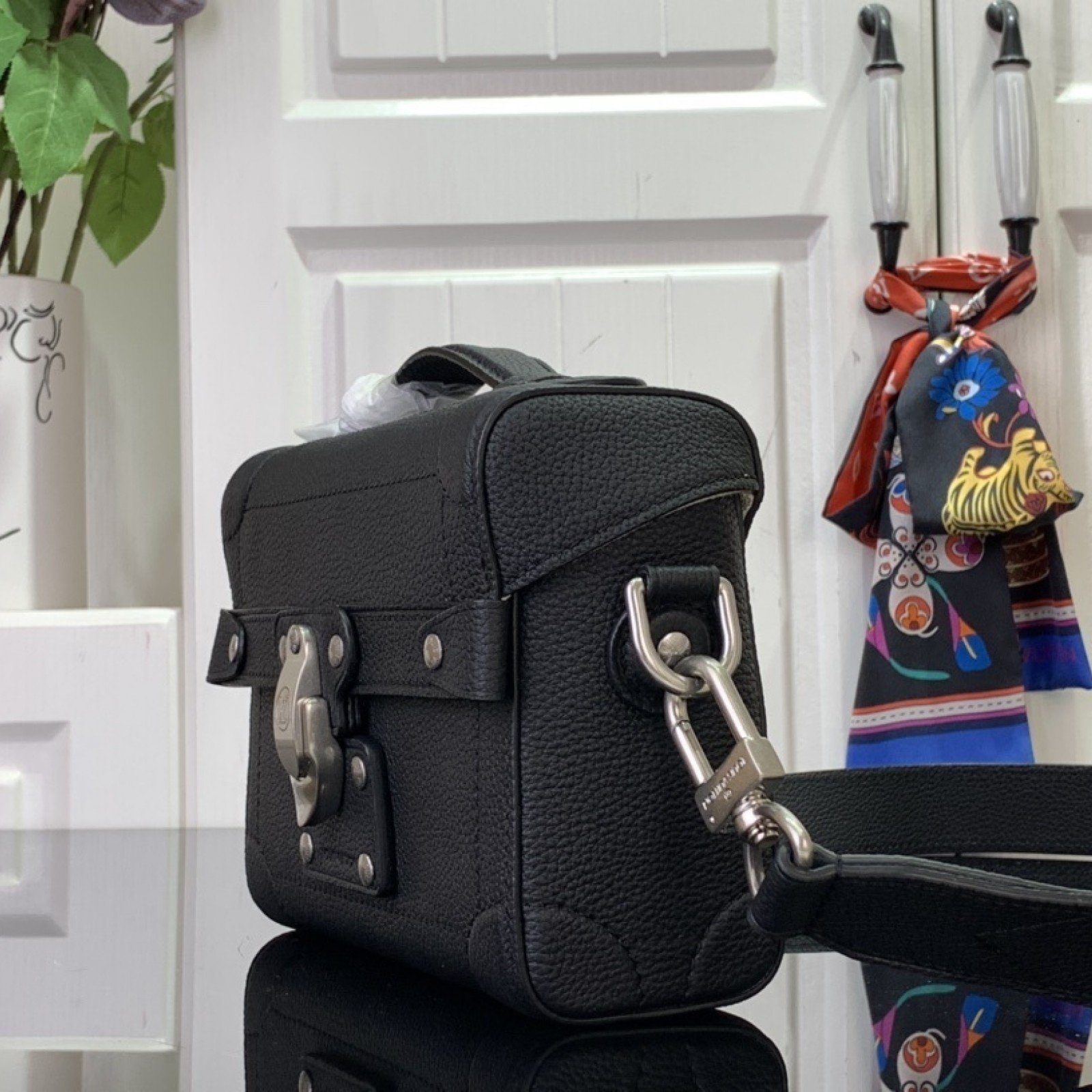 LV Handbag m11516