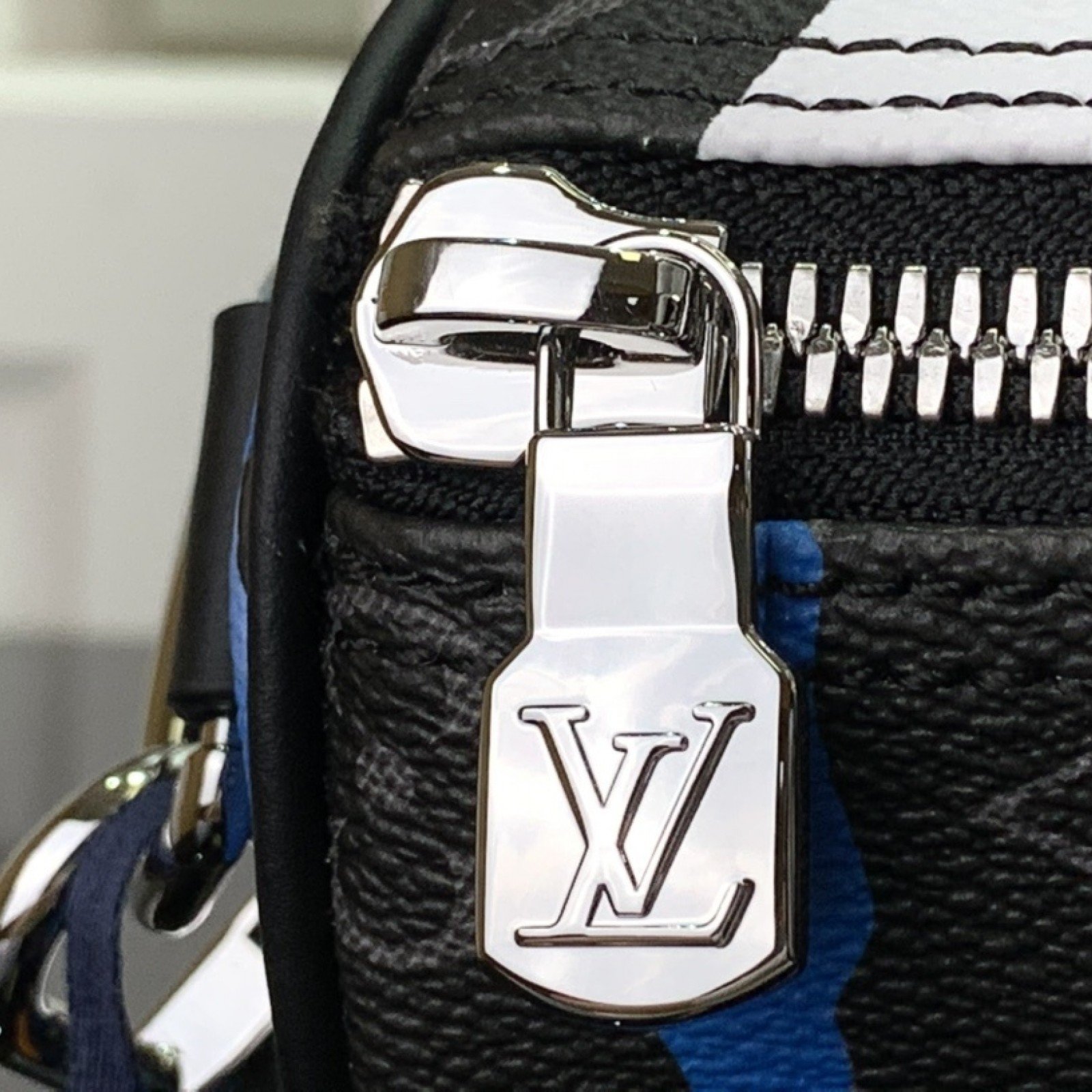 LV Handbag m21430