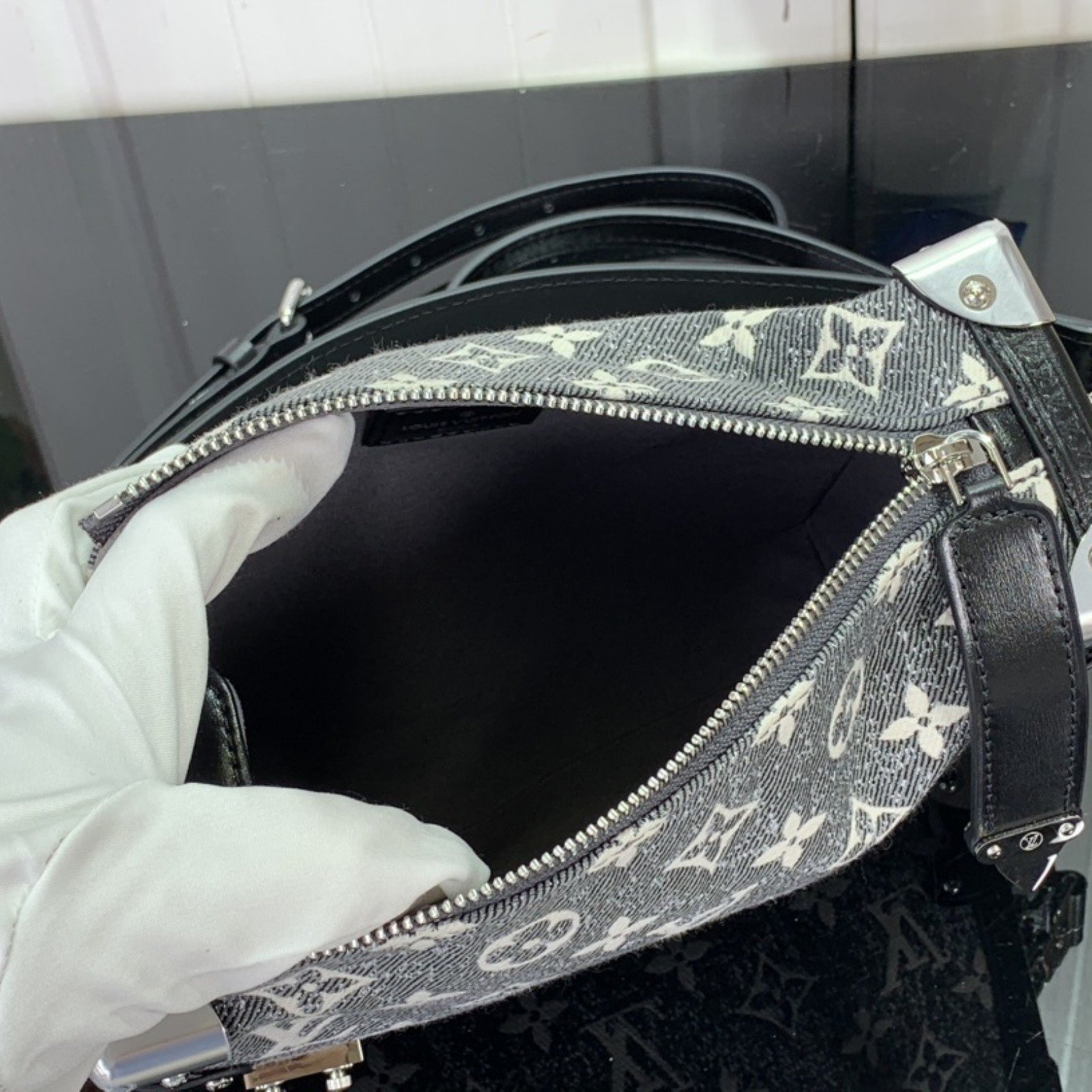 LV Handbag m21460