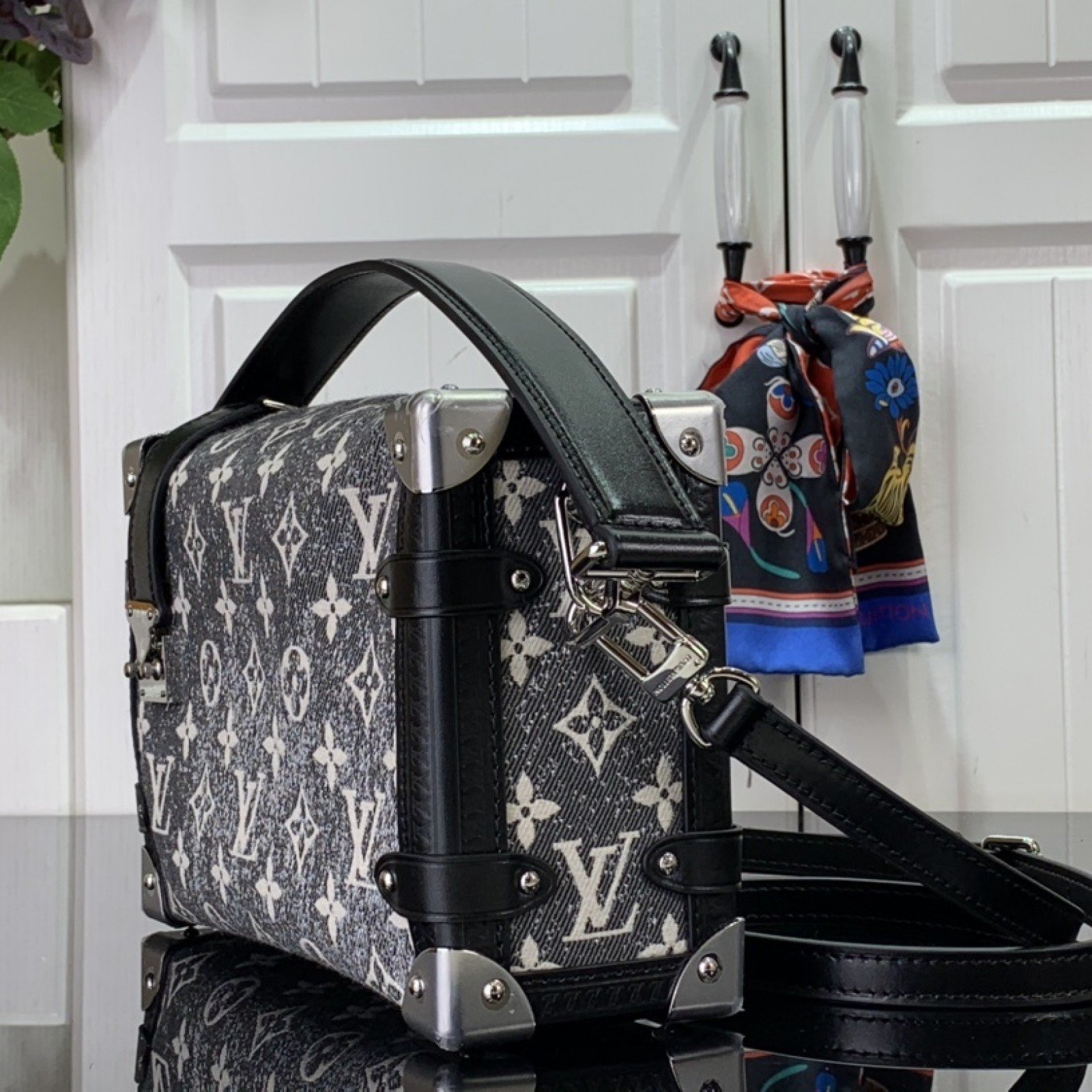 LV Handbag m21460