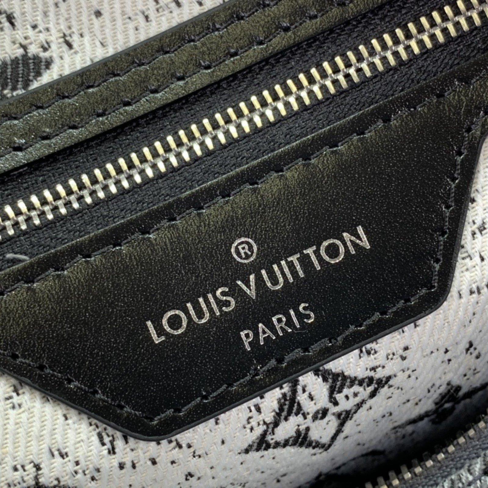 LV Handbag m21464