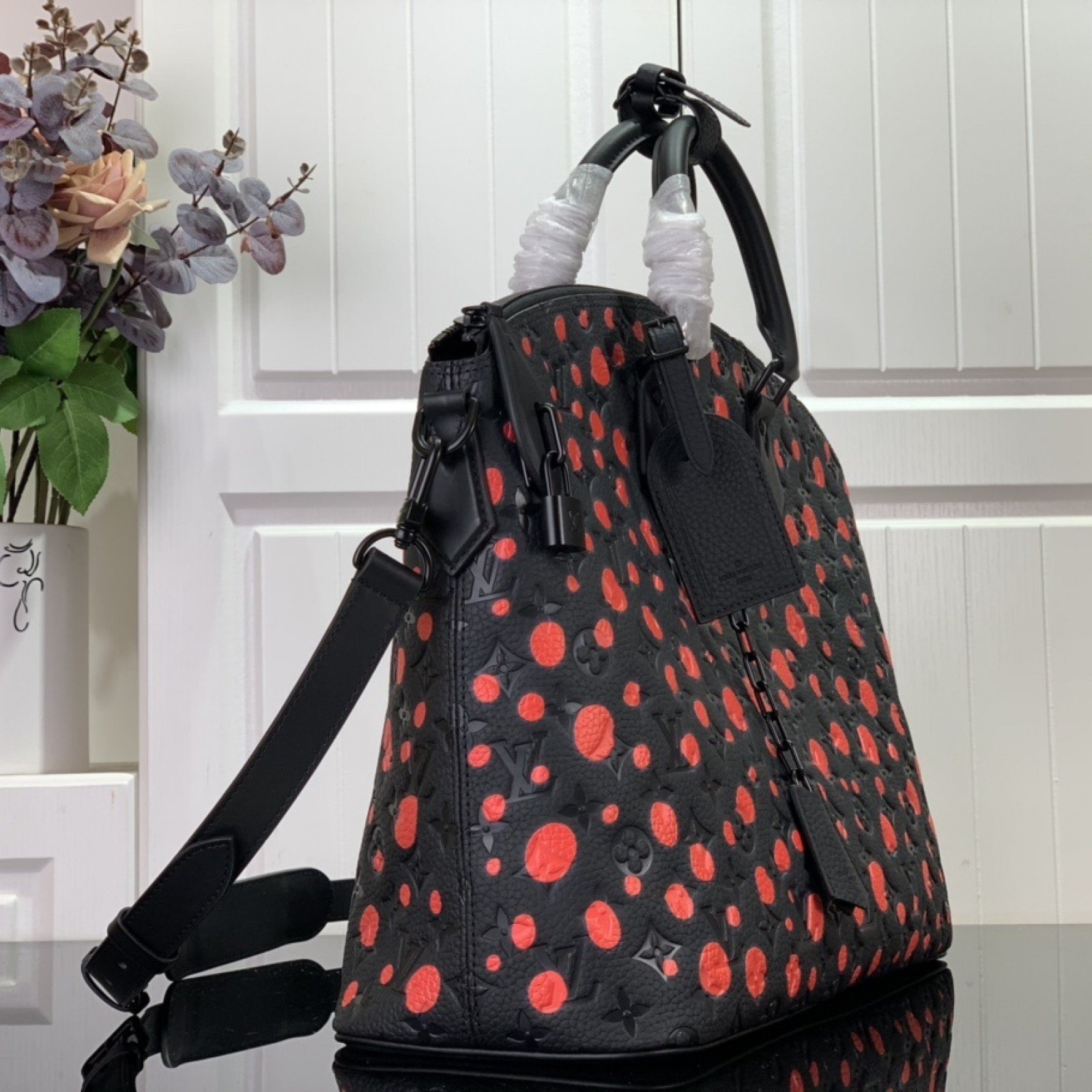 LV Handbag m21676