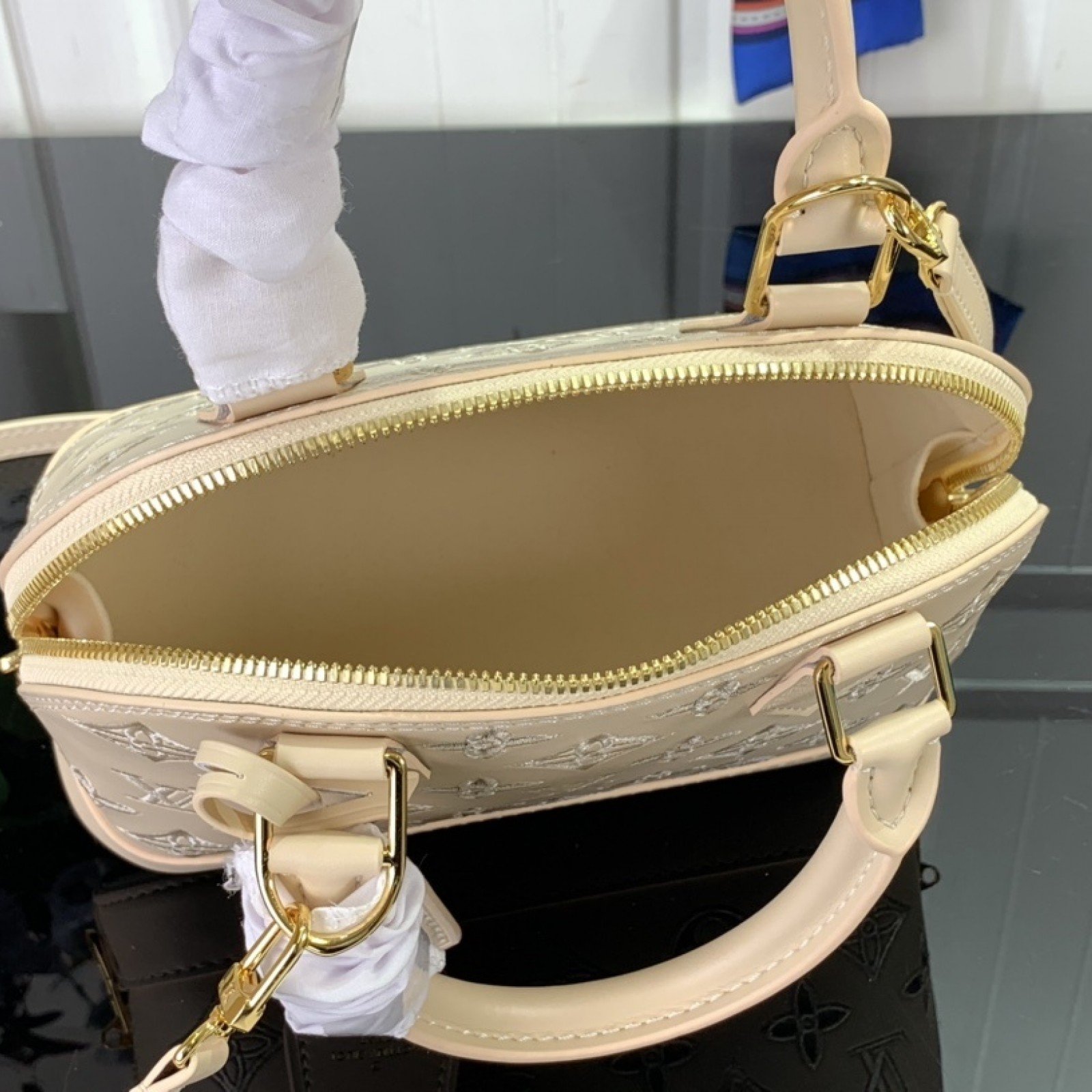 LV Handbag m22878